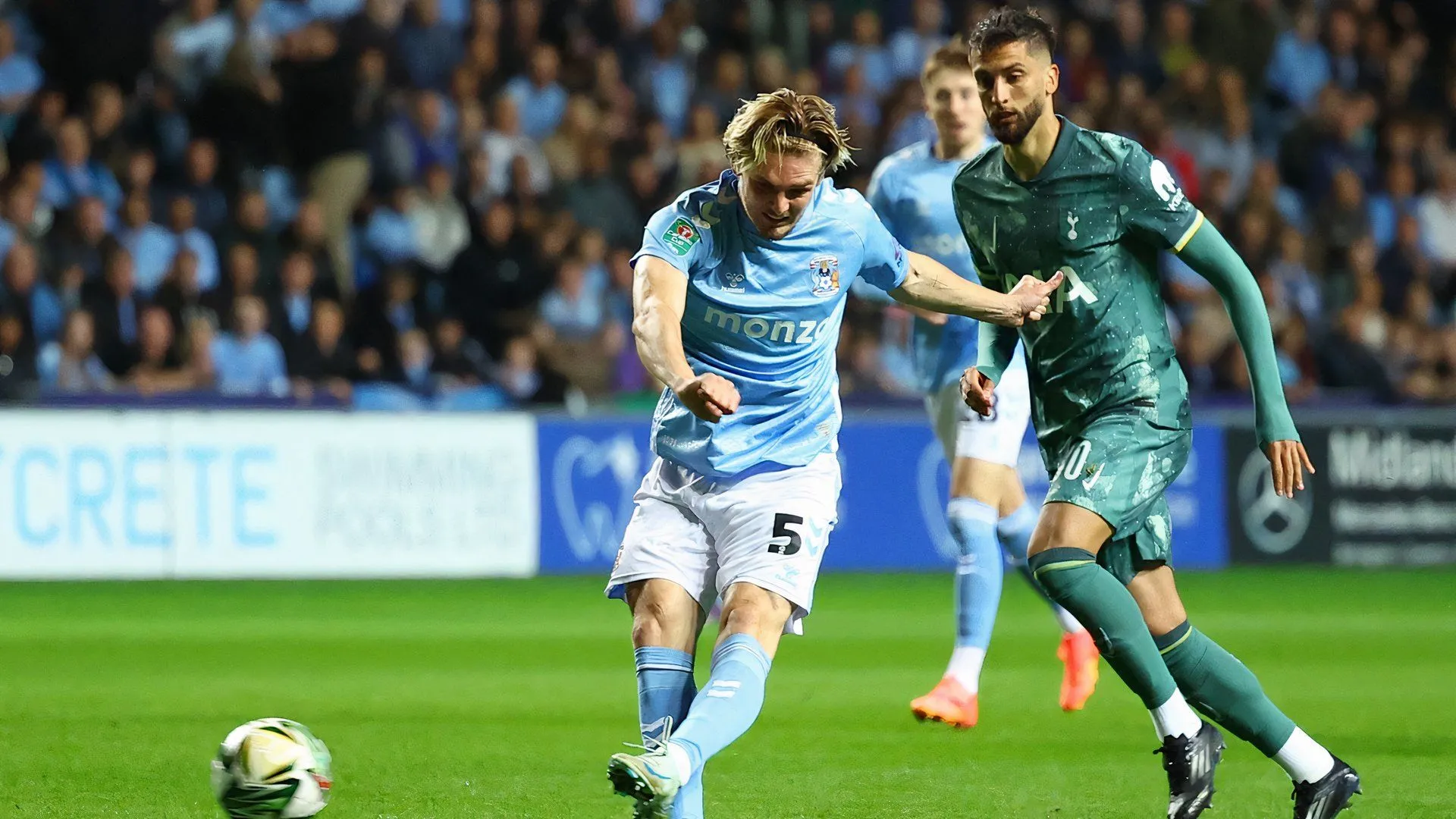 Jack Rudoni của Coventry City trong một pha đi bóng kỹ thuật ở trận đấu với Tottenham Hotspur