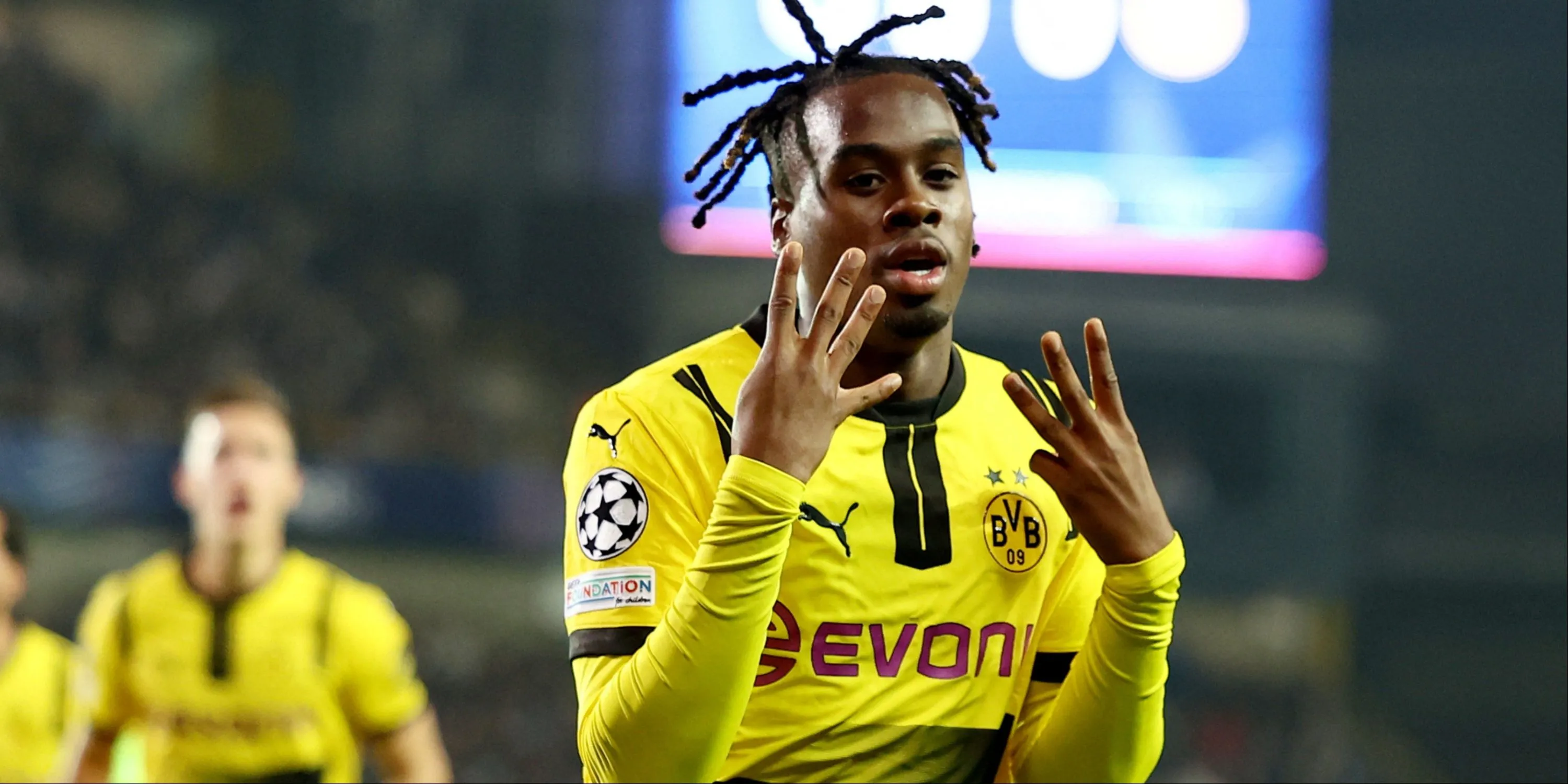 Jamie Gittens của Borussia Dortmund một tài năng trẻ Arsenal đang theo dõi