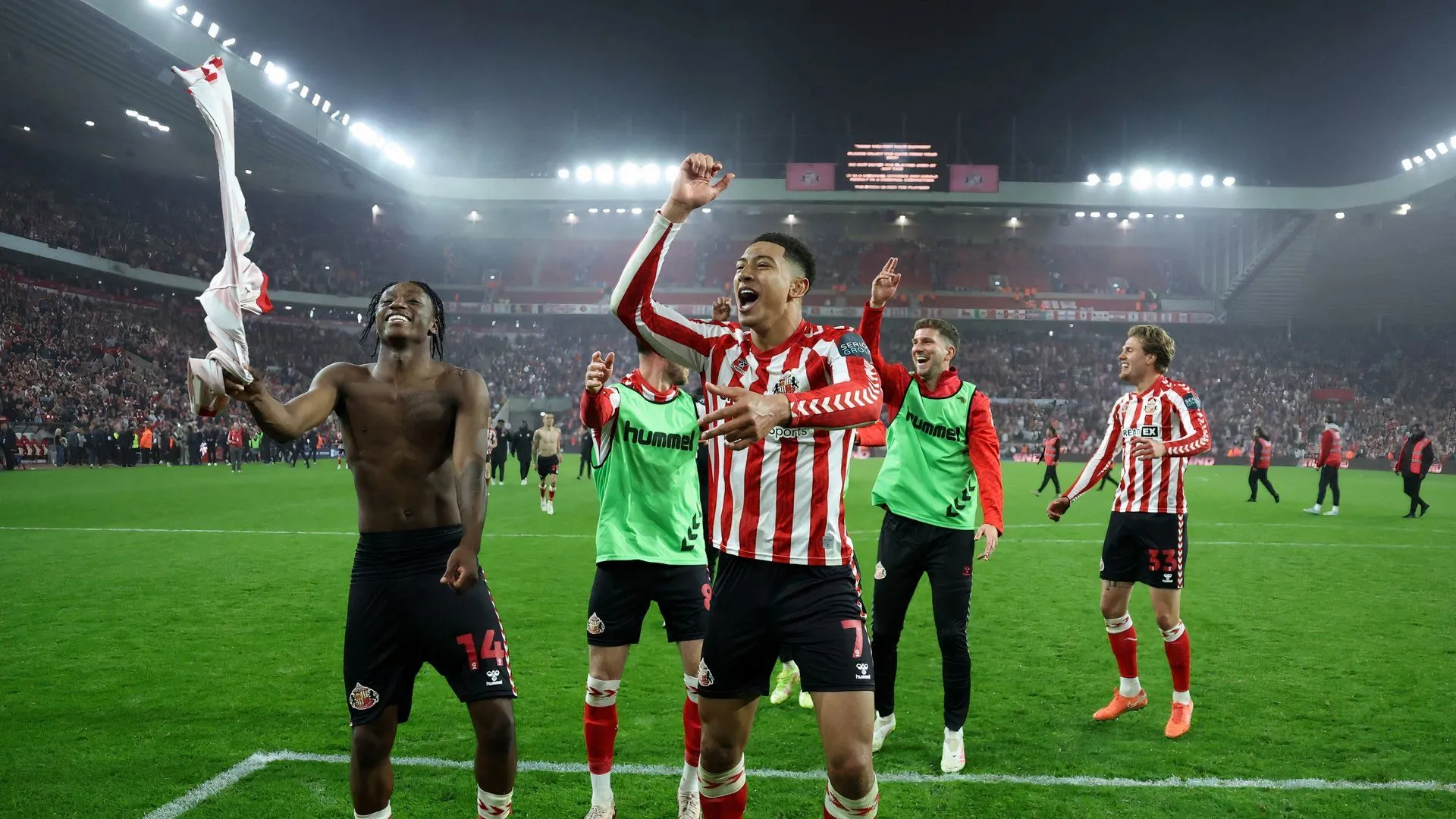 Jobe Bellingham ăn mừng chiến thắng của Sunderland trước Coventry City ở bán kết play-off Championship
