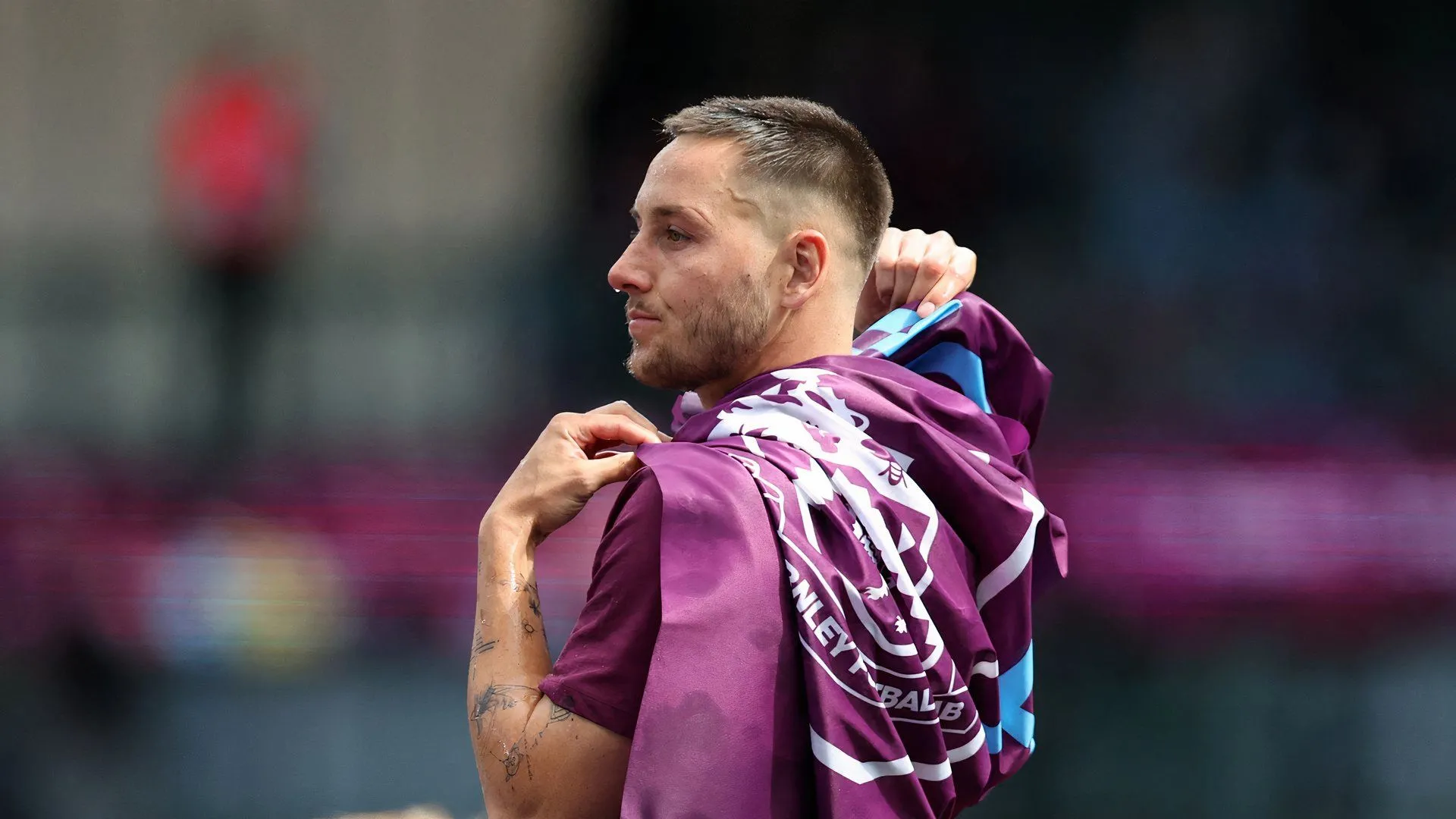 Josh Brownhill ăn mừng cùng Burnley sau khi giành quyền thăng hạng Premier League