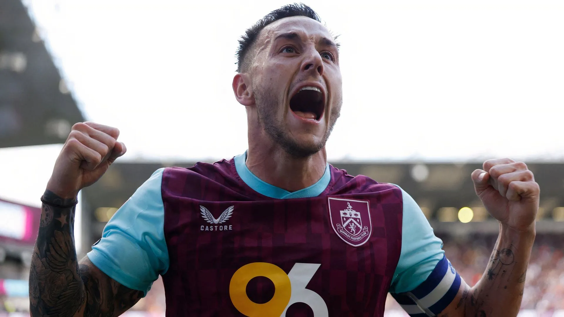 Josh Brownhill ghi bàn cho Burnley