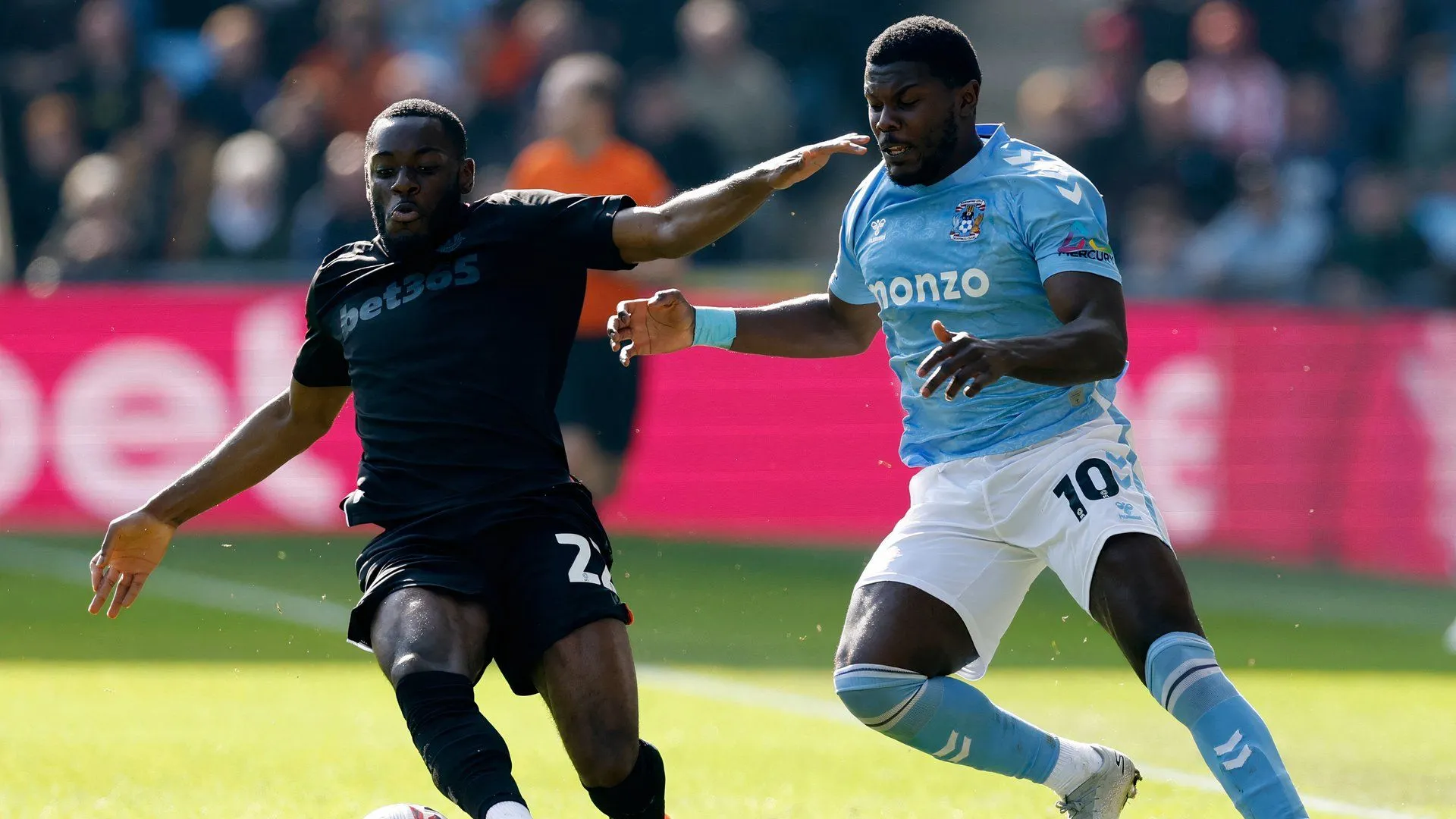 Junior Tchamadeu trong màu áo Stoke City trên sân cỏ, cầu thủ được liên kết với Crystal Palace