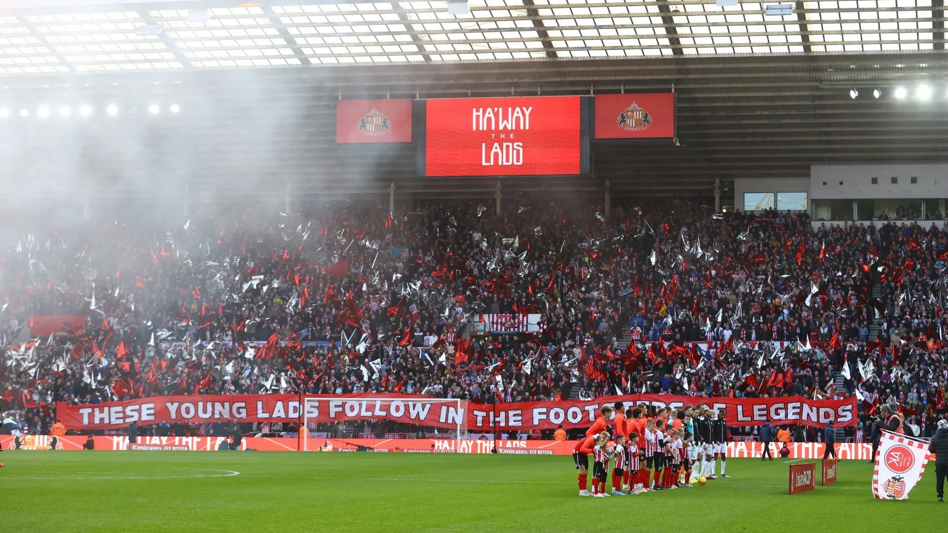 Khán đài đầy ắp cổ động viên Sunderland tại sân vận động Stadium of Light