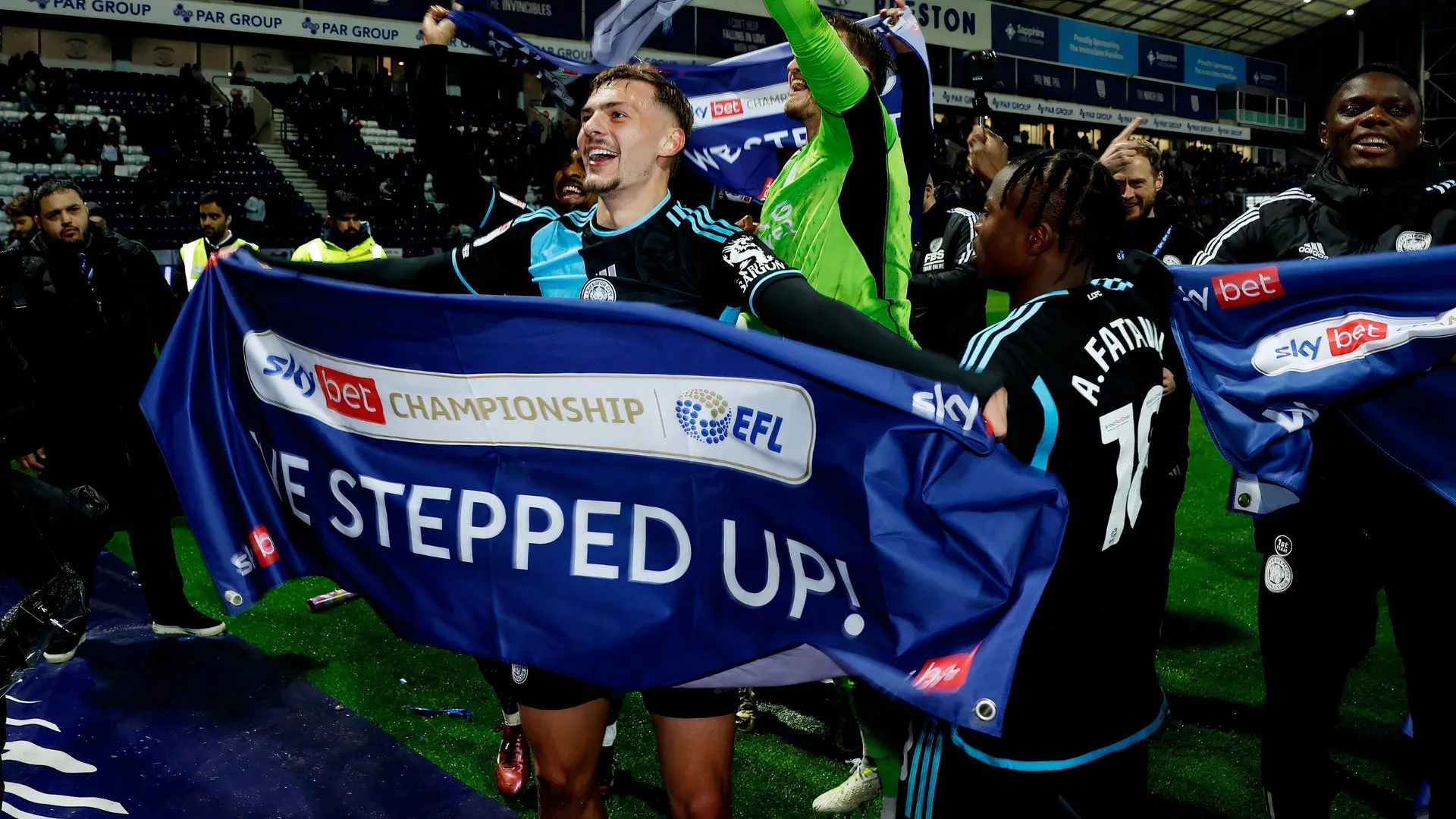 Kiernan Dewsbury-Hall ăn mừng cuồng nhiệt sau khi cùng Leicester City giành quyền thăng hạng