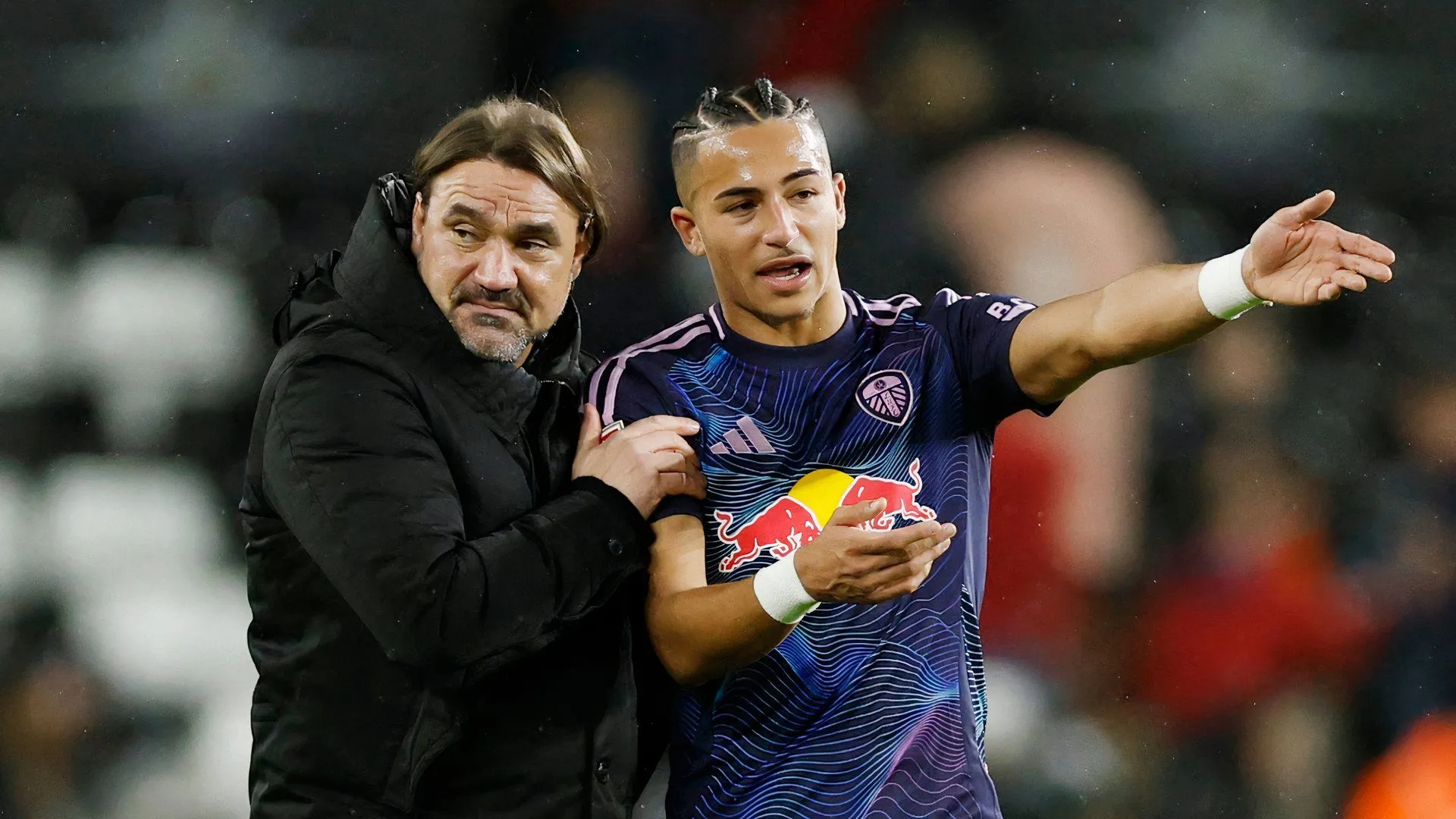 Mateo Joseph và huấn luyện viên Daniel Farke của Leeds United trao đổi trên sân tập