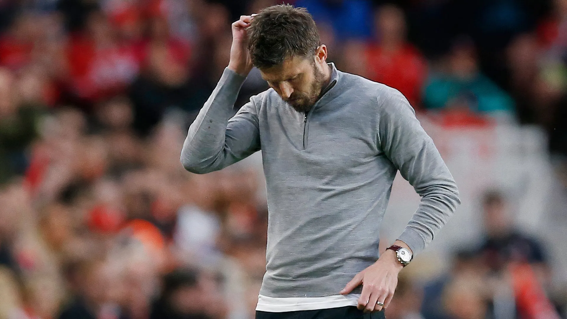 Michael Carrick chỉ đạo các cầu thủ Middlesbrough trên sân