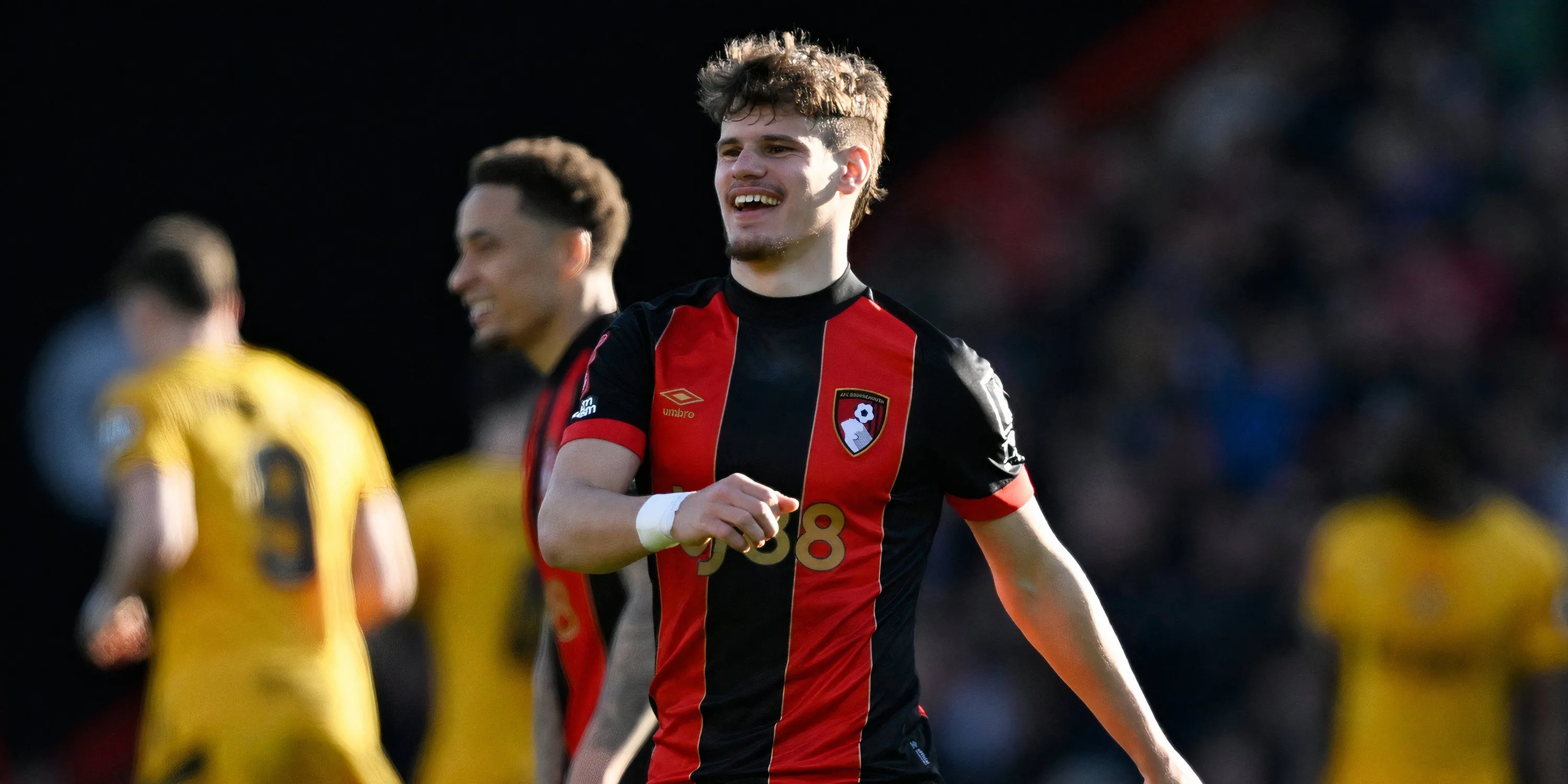 Milos Kerkez trong màu áo Bournemouth tranh chấp với cầu thủ đối phương