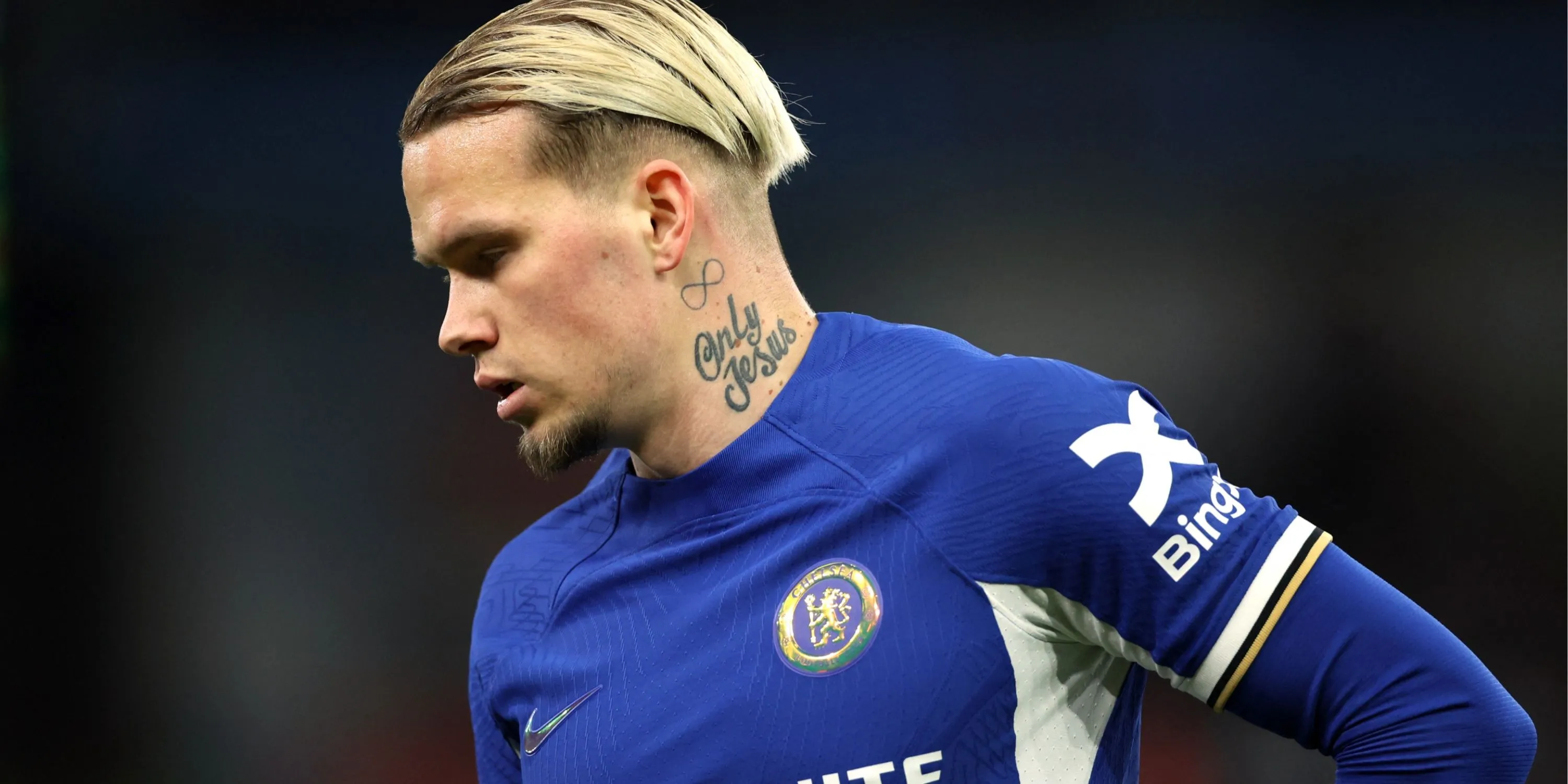 Mykhailo Mudryk ăn mừng bàn thắng cho Chelsea