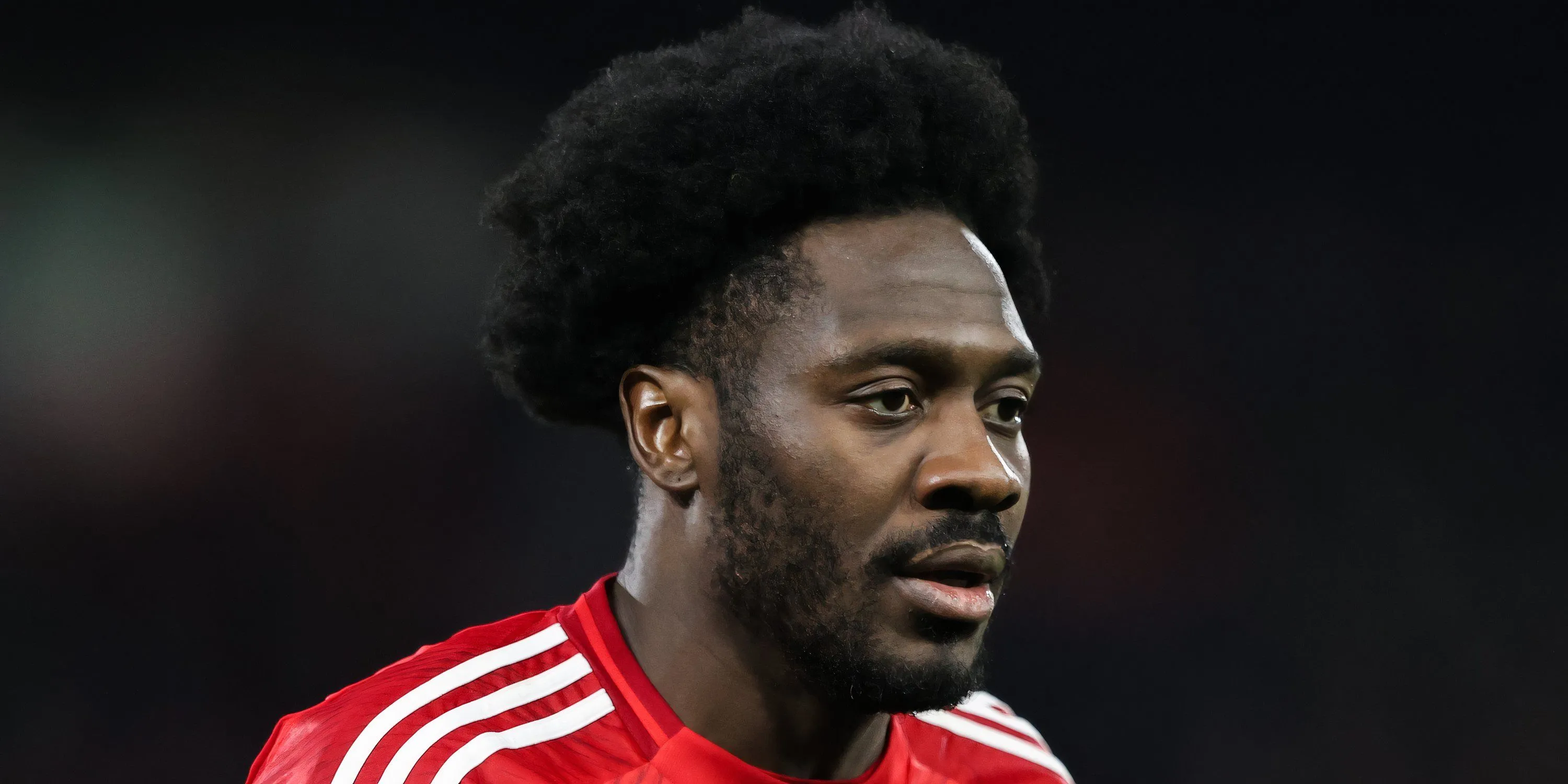 Ola Aina thi đấu cho Nottingham Forest một lựa chọn hậu vệ phải cho Liverpool
