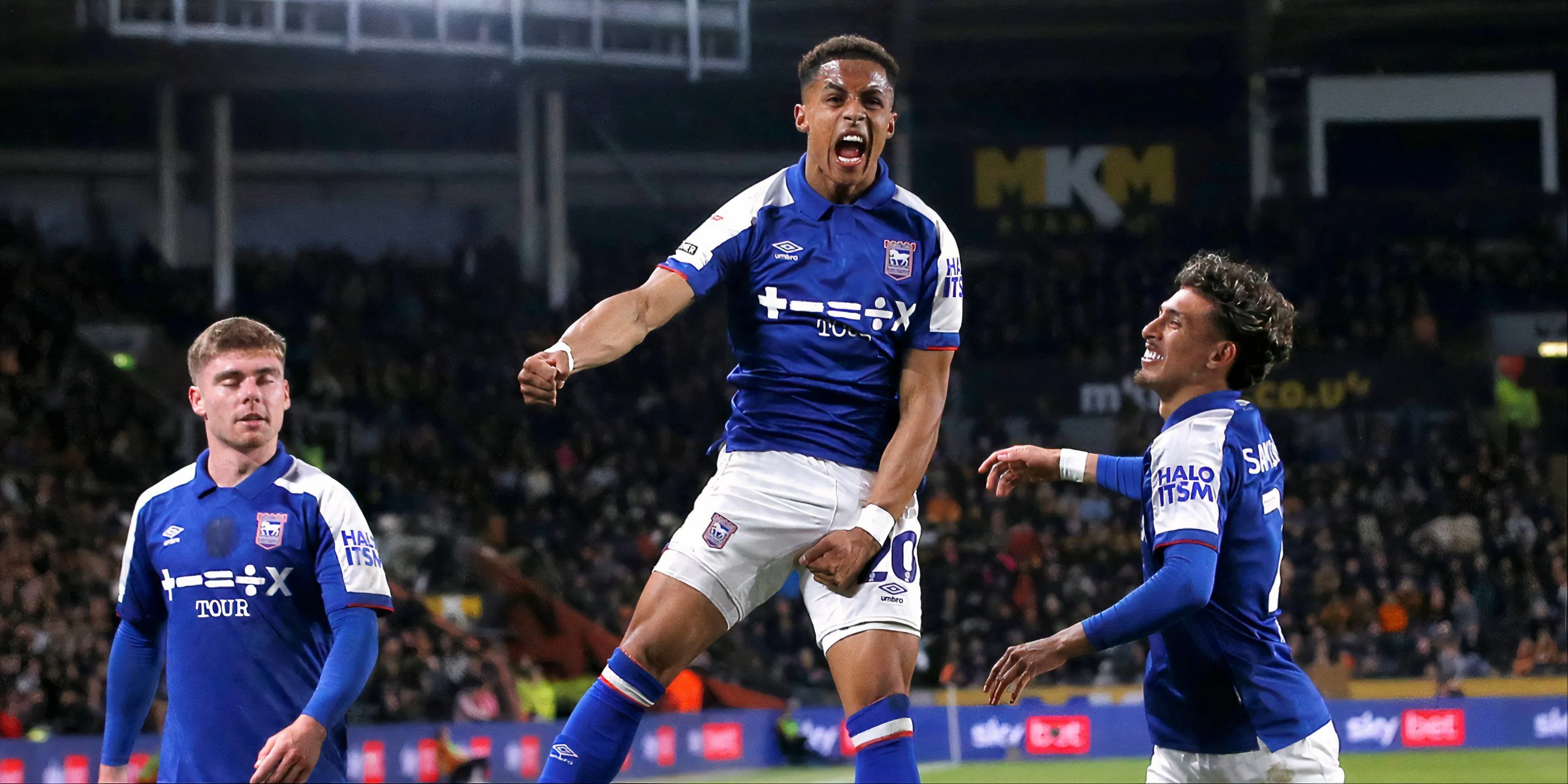 Omari Hutchinson (trái) cùng đồng đội Ipswich ăn mừng sau trận đấu