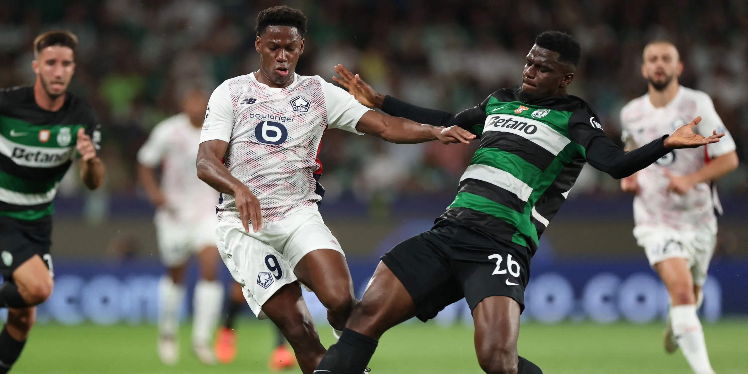 Ousmane Diomande trong màu áo Sporting CP tranh chấp bóng - mục tiêu chuyển nhượng của Chelsea và Arsenal