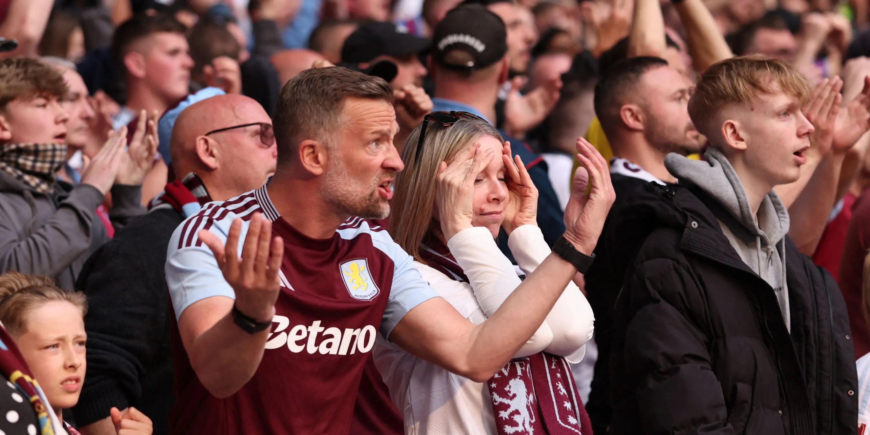 Phản ứng của CĐV Aston Villa trên mạng xã hội về việc thay đổi lịch thi đấu