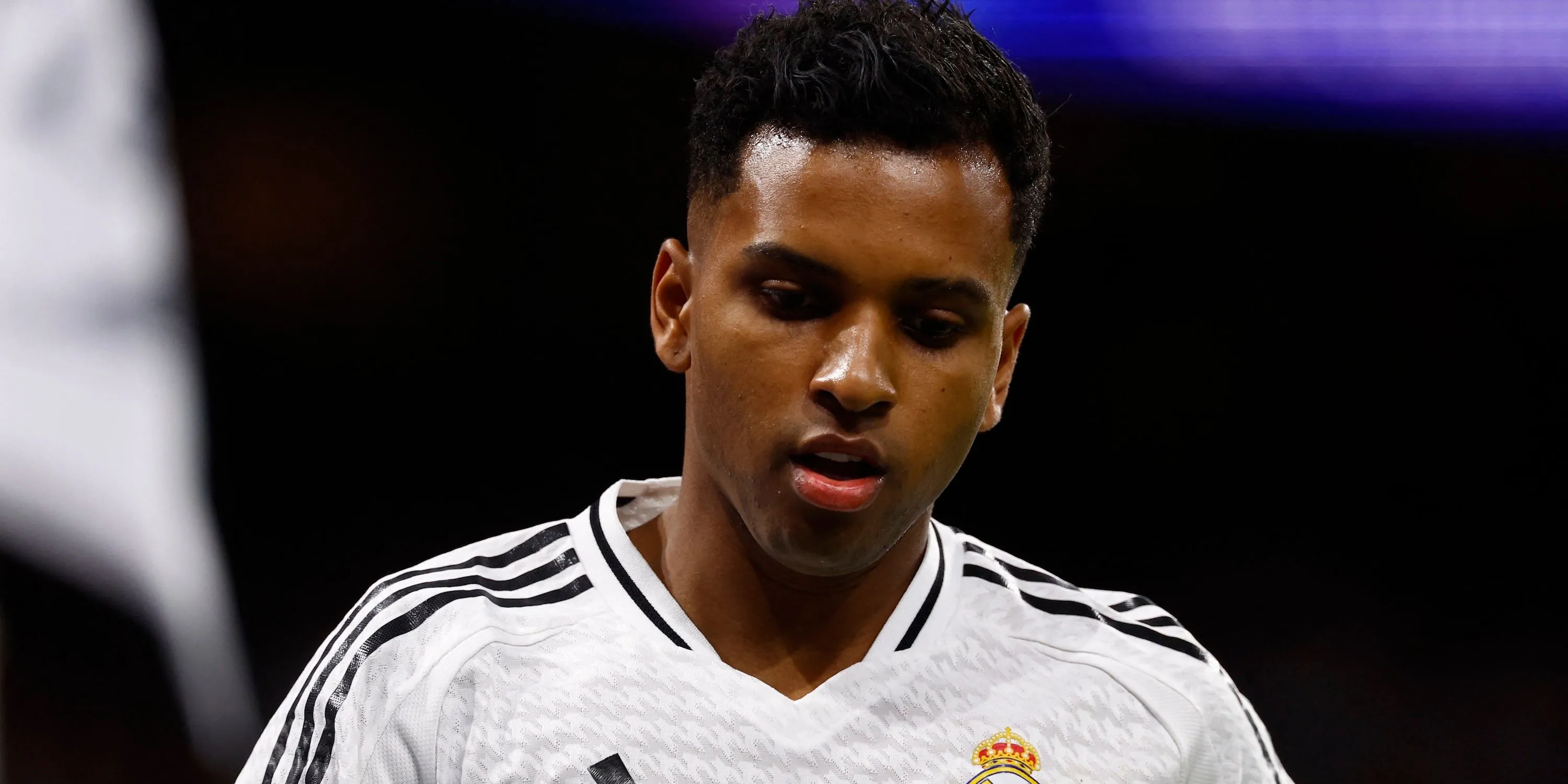 Rodrygo của Real Madrid thi đấu trên sân