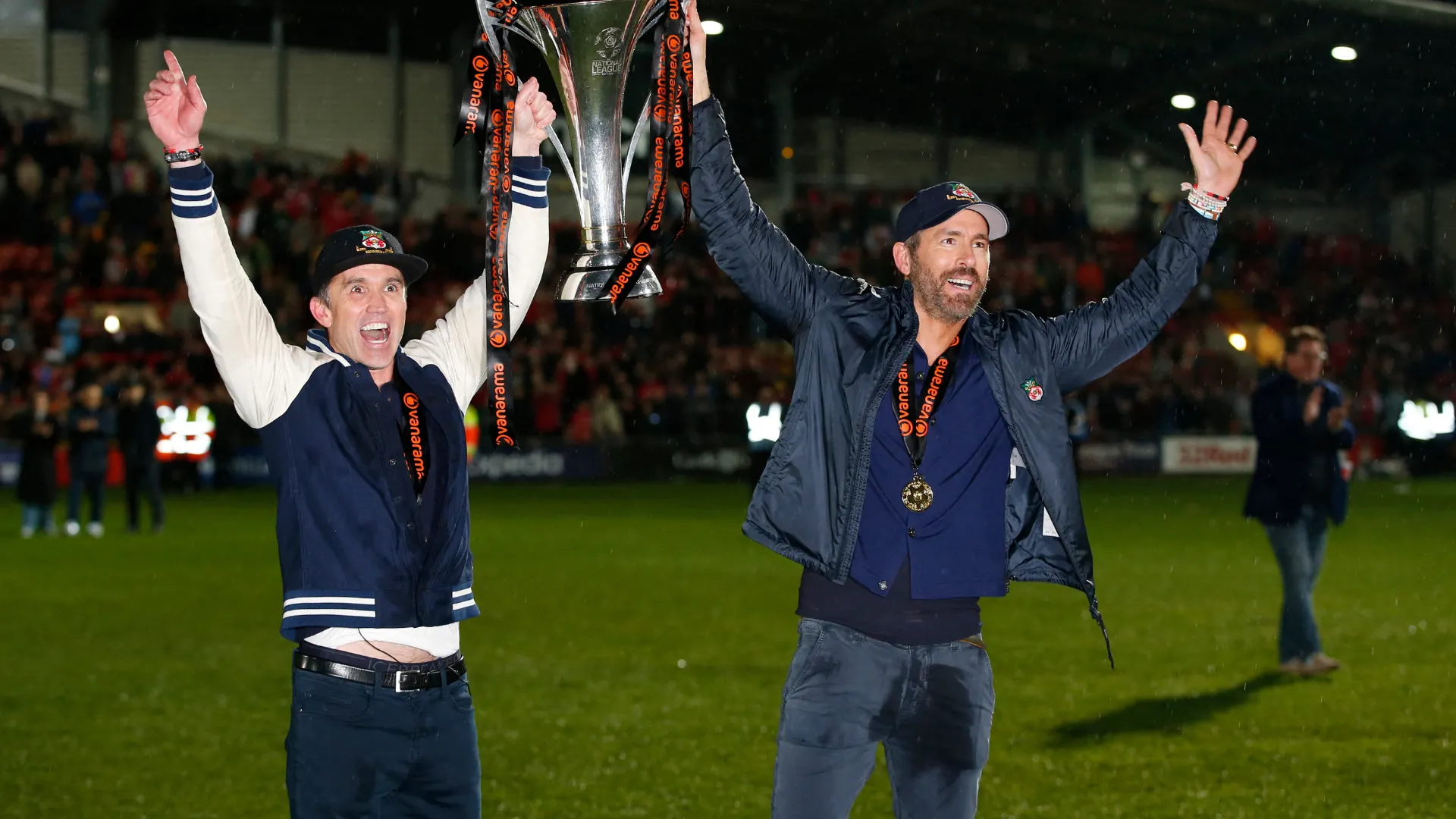Ryan Reynolds và Rob McElhenney, hai đồng sở hữu của Wrexham, ăn mừng cuồng nhiệt, cho thấy niềm đam mê đích thực của họ với CLB.