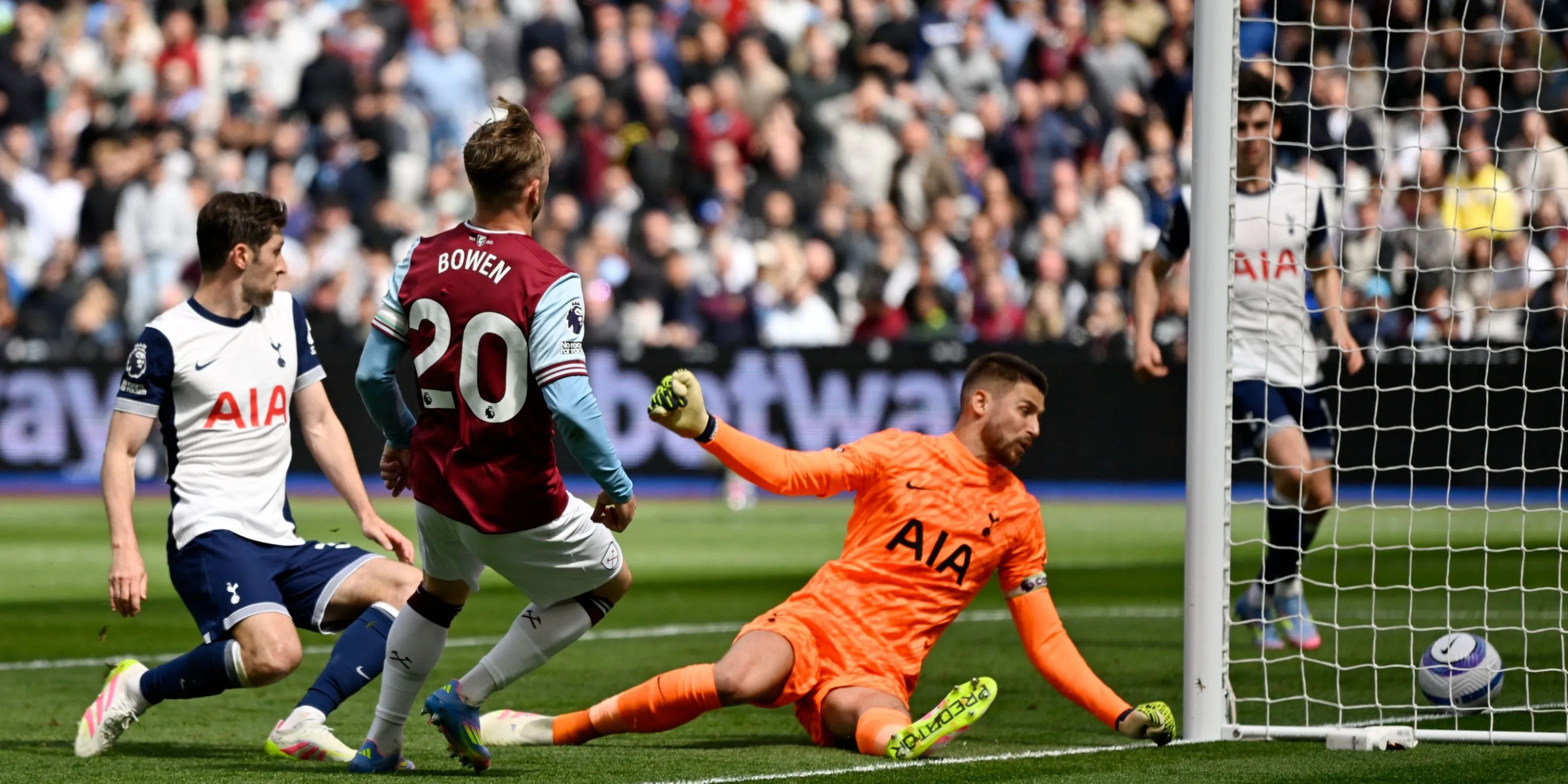 Thủ môn Guglielmo Vicario của Tottenham trong một pha cứu thua
