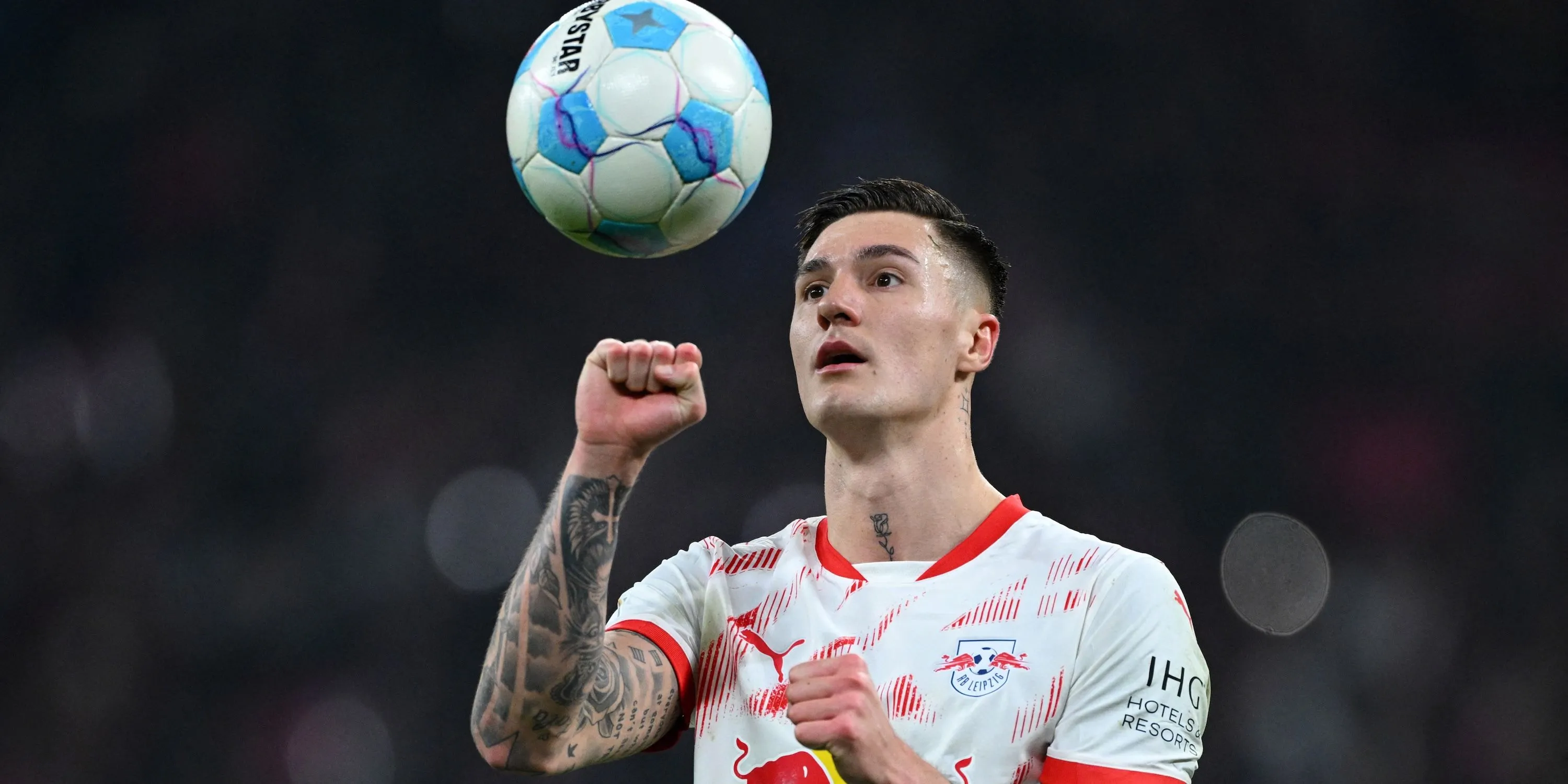 Tiền đạo Benjamin Sesko của RB Leipzig chuẩn bị thực hiện quả phạt đền