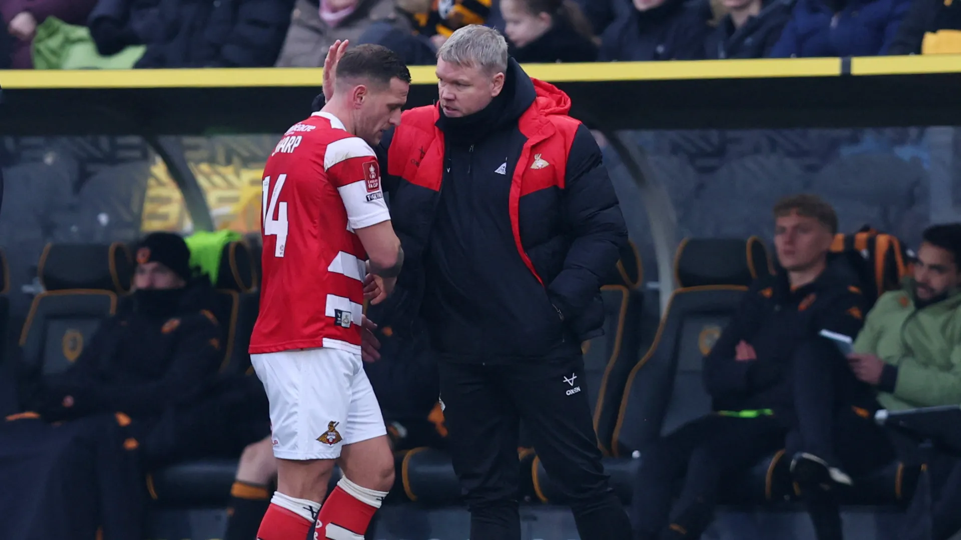 Tiền đạo Billy Sharp ăn mừng cùng HLV Grant McCann sau khi gia hạn hợp đồng với Doncaster Rovers