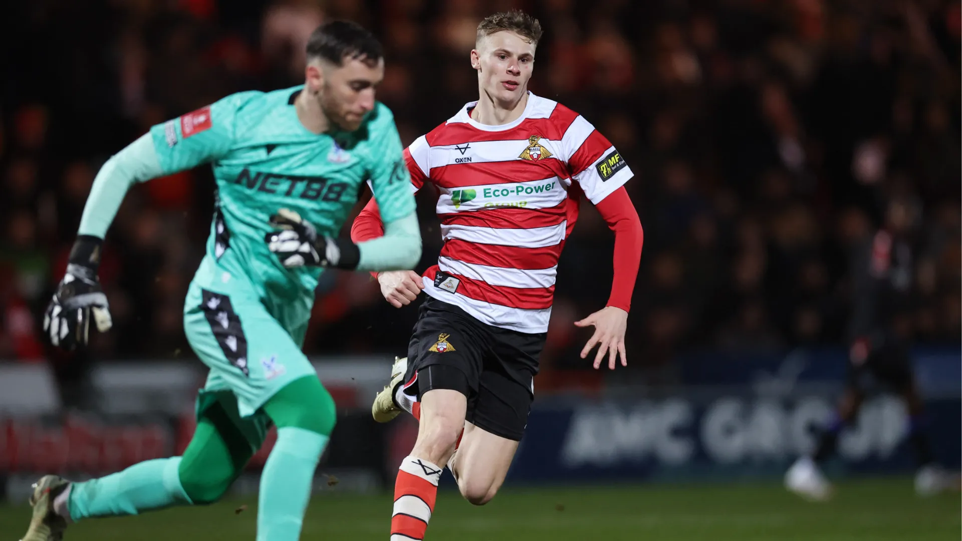 Tiền đạo Rob Street trong màu áo Doncaster Rovers, người đã kết thúc hợp đồng cho mượn