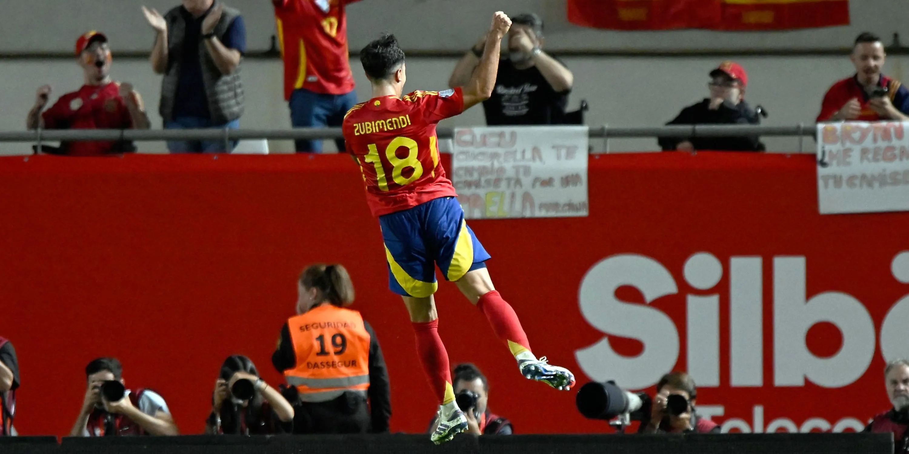 Tiền vệ Martin Zubimendi trong màu áo Real Sociedad, được liên kết mạnh mẽ với việc chuyển đến Arsenal thi đấu tại Premier League.