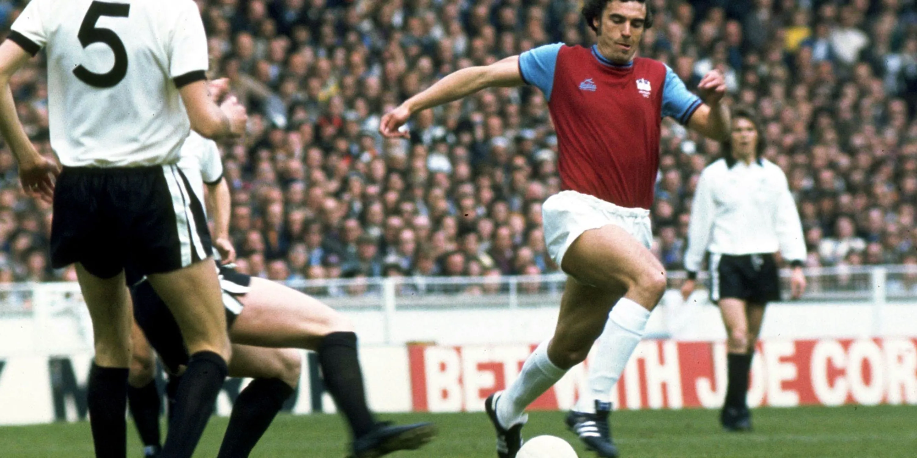 Tiền vệ Trevor Brooking trong màu áo West Ham