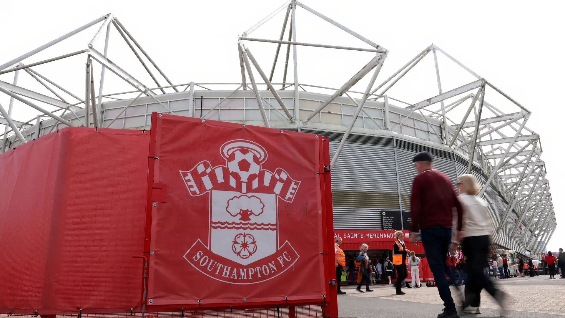 Toàn cảnh bên ngoài sân vận động St Mary's của Southampton FC