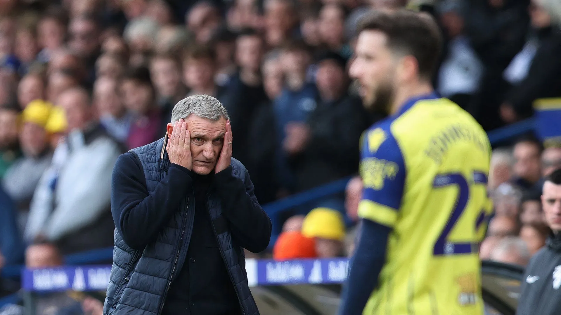 Tony Mowbray trên sân Elland Road khi còn dẫn dắt West Brom tìm kiếm thử thách mới