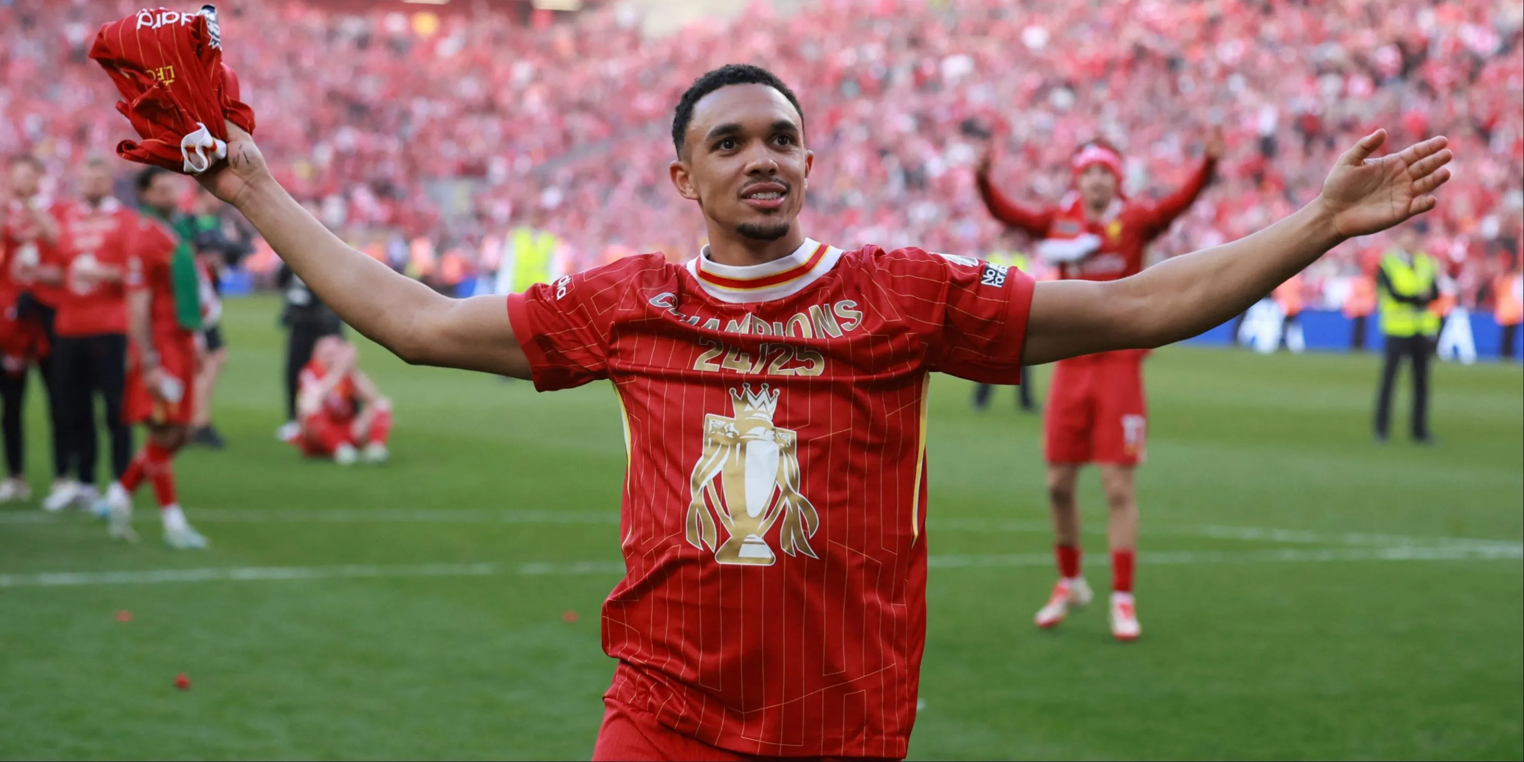 Trent Alexander-Arnold trong màu áo Liverpool suy tư trên sân