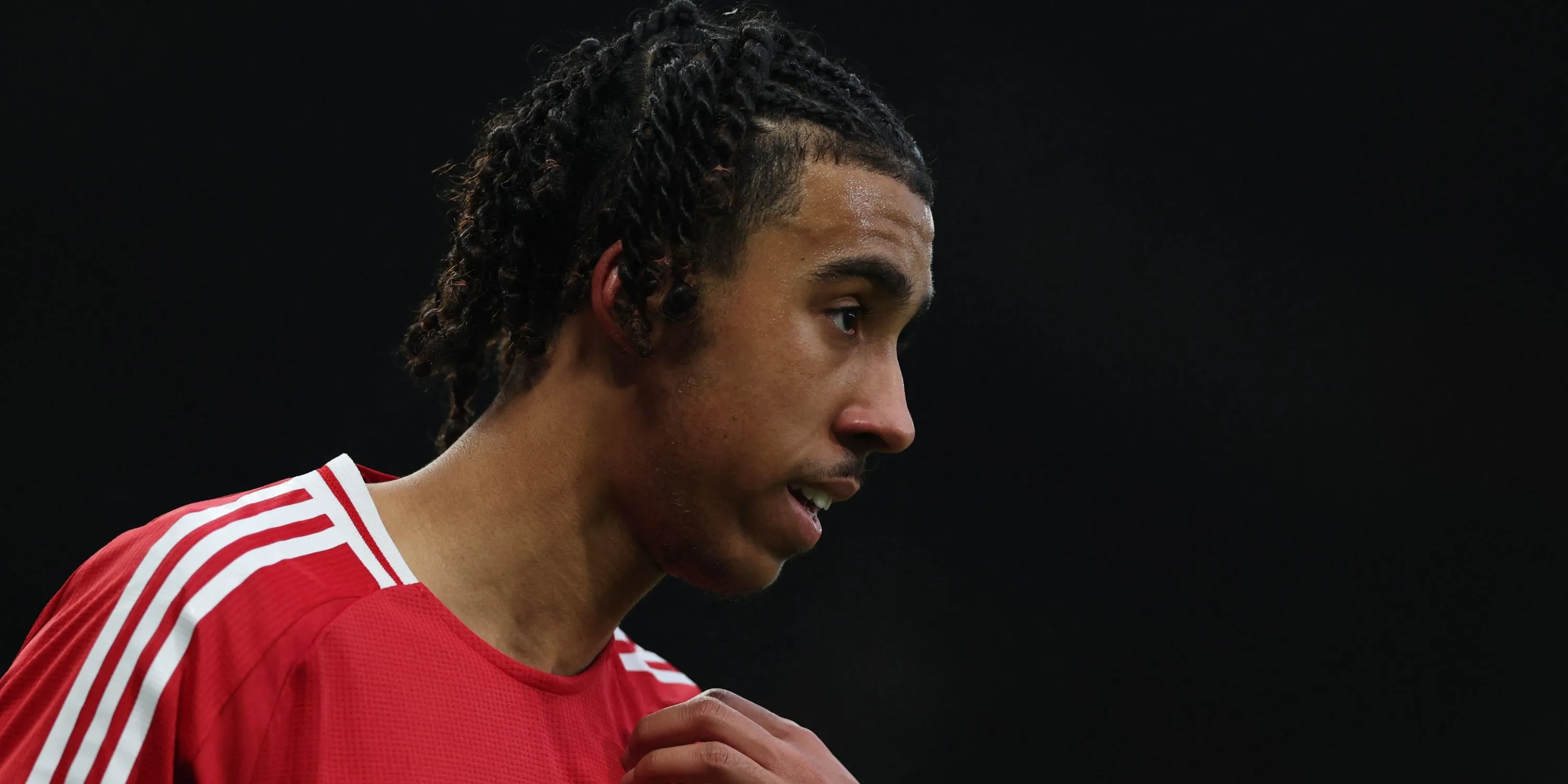 Trung vệ trẻ Leny Yoro của Man Utd được kỳ vọng tại Old Trafford