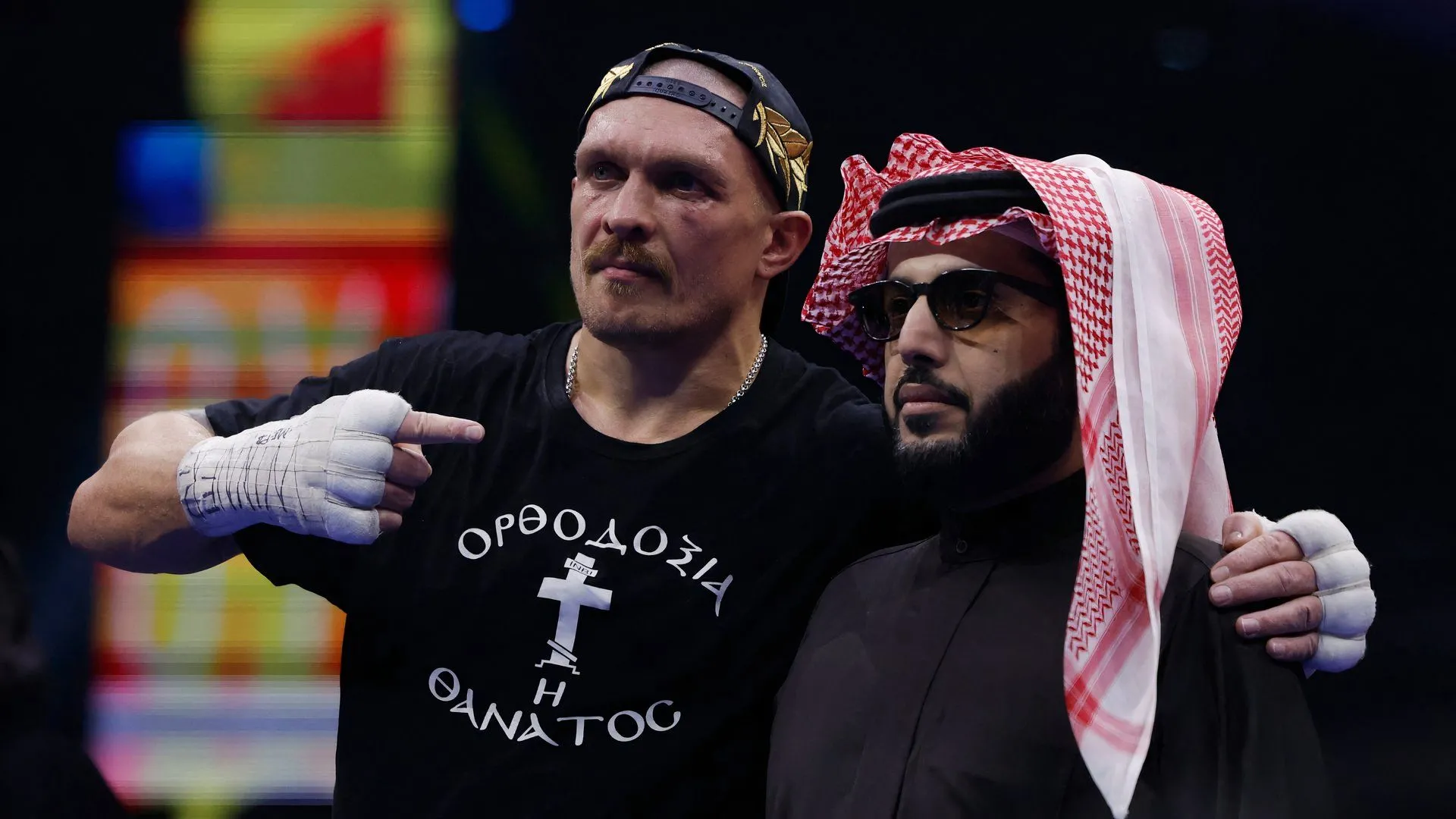 Turki Alalshikh, Chủ tịch Cơ quan Giải trí Tổng hợp Saudi Arabia, cùng võ sĩ Oleksandr Usyk, người được ông quảng bá các trận đấu