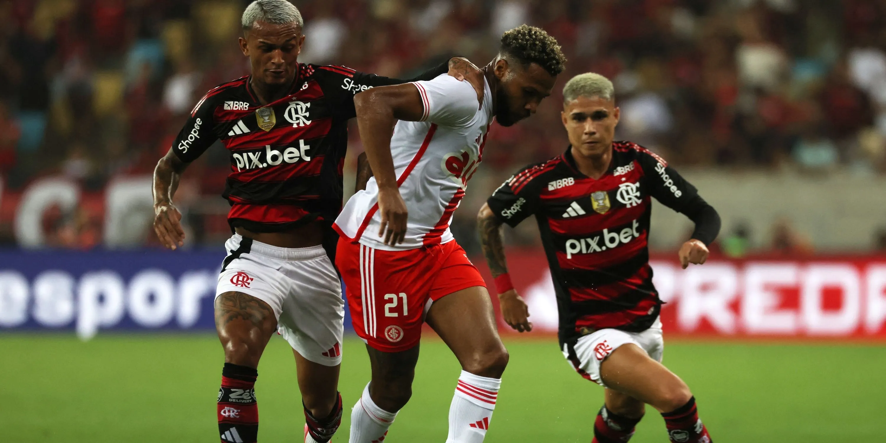 Wesley Franca (Flamengo) tranh chấp bóng quyết liệt với cầu thủ Internacional