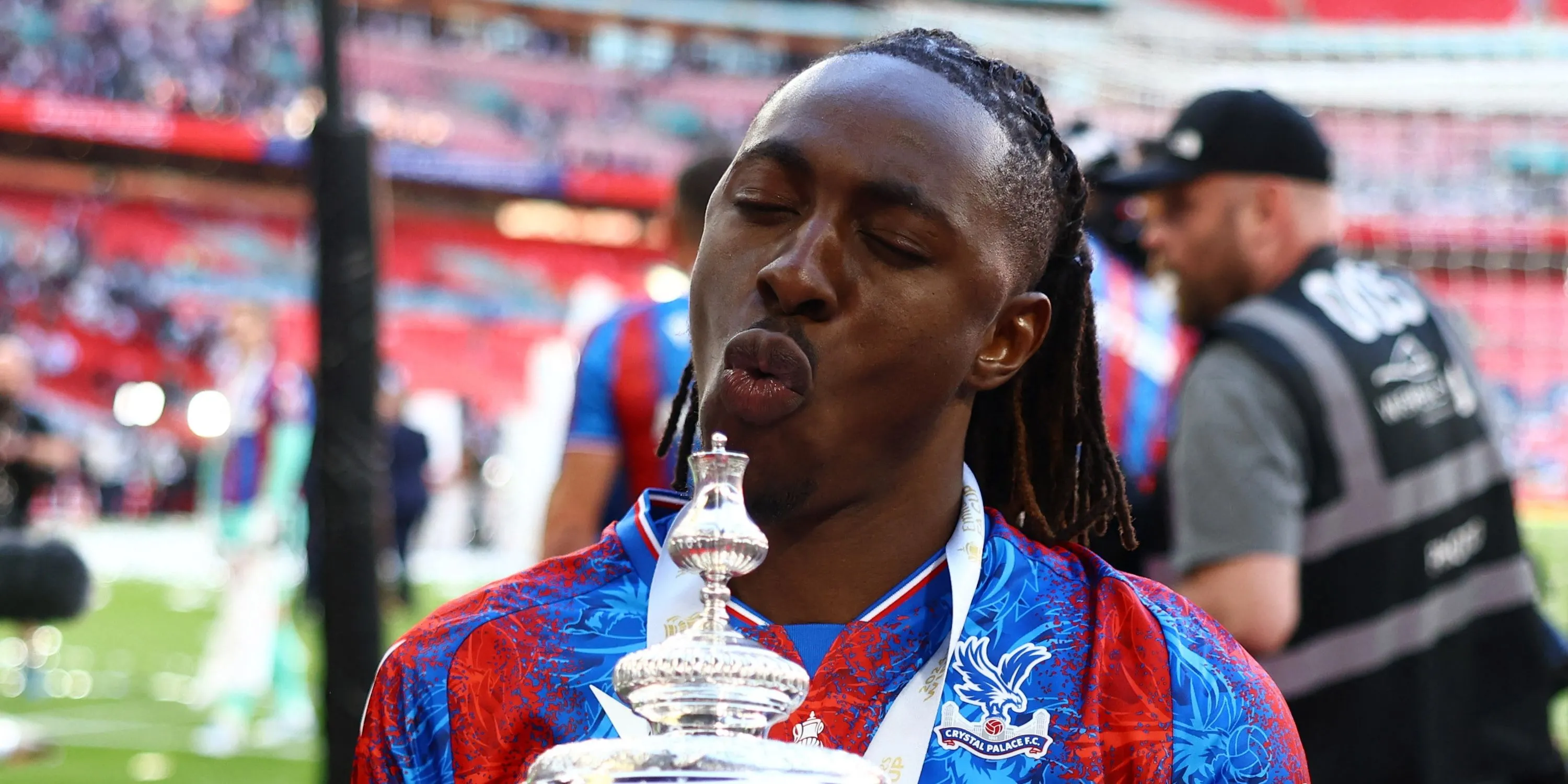 Eberechi Eze ăn mừng cùng các đồng đội Crystal Palace sau khi giành cúp FA