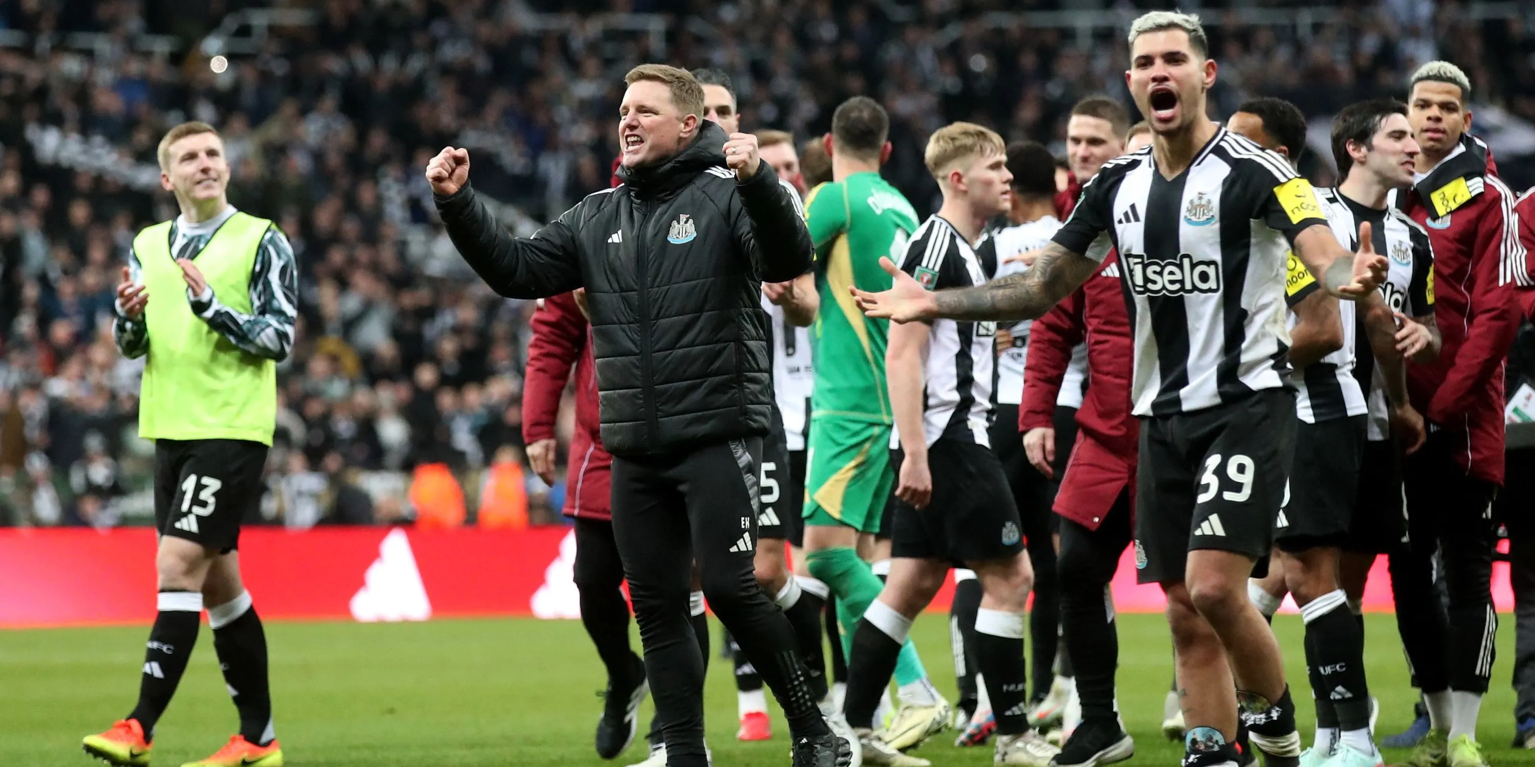 HLV Eddie Howe và tiền vệ Bruno Guimaraes ăn mừng thành tích của Newcastle United