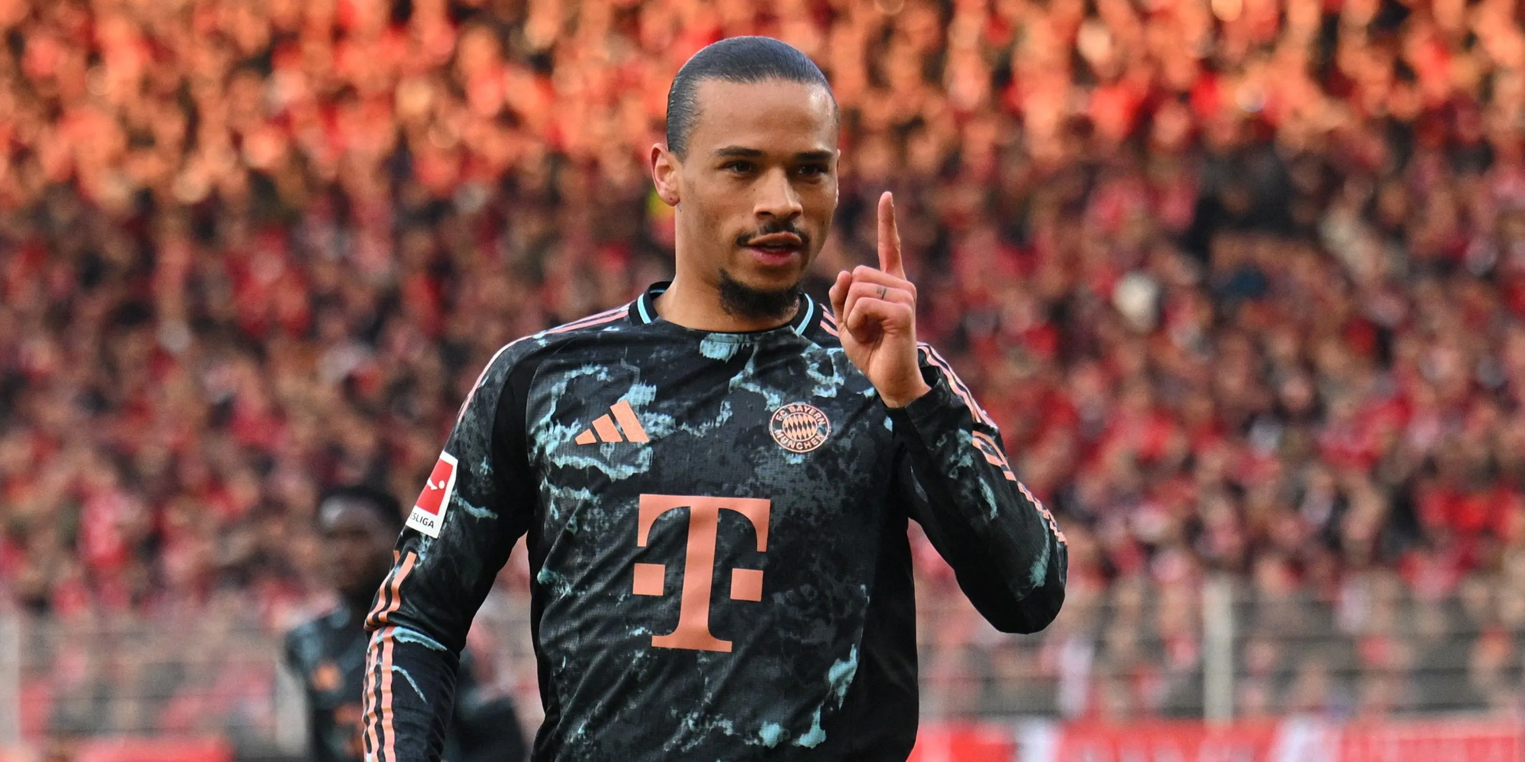 Leroy Sané đang thi đấu, cầu thủ được đồn đoán sẽ chuyển đến Tottenham.