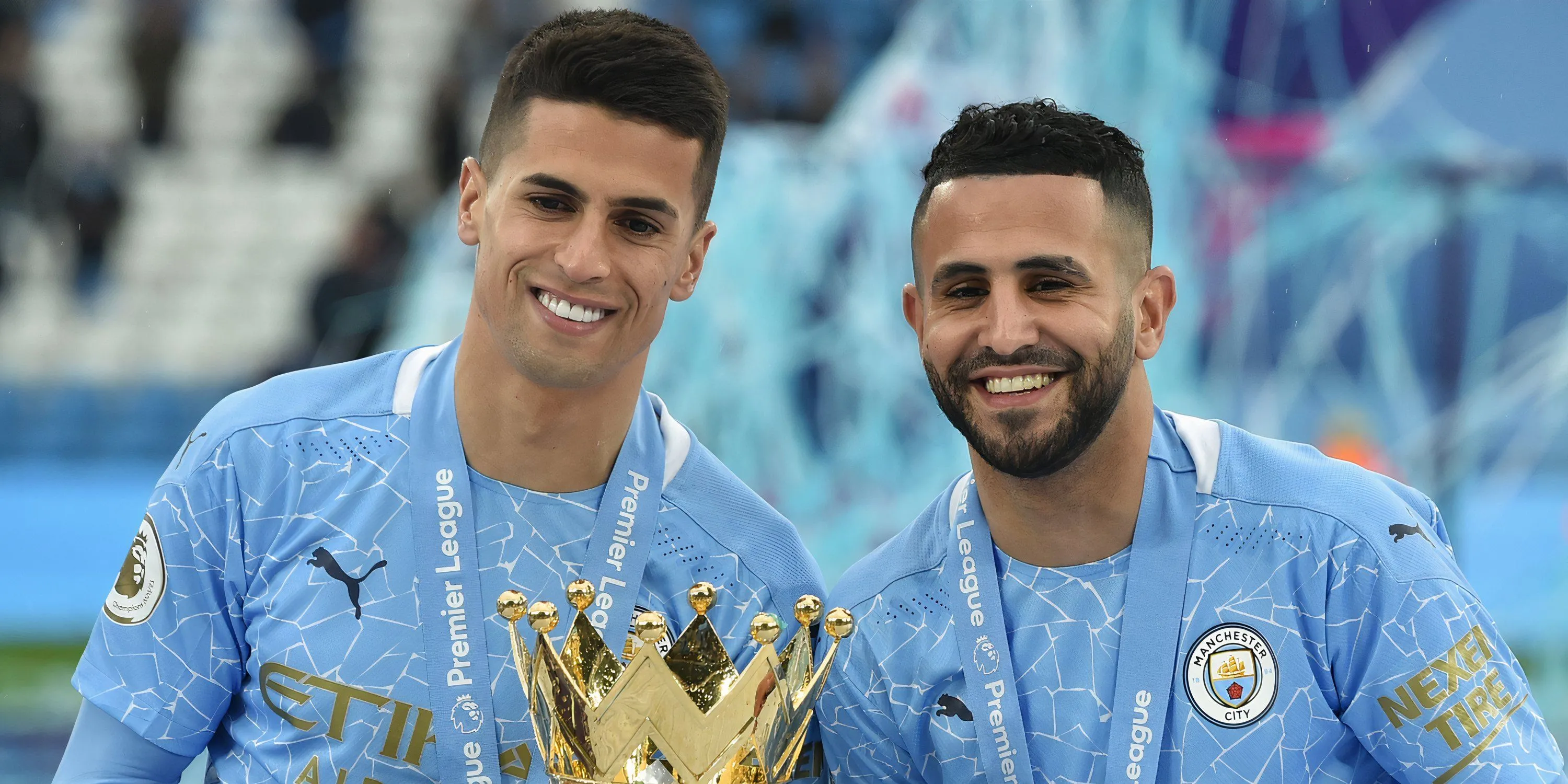 Mahrez cùng các đồng đội Man City ăn mừng với chiếc cúp Premier League