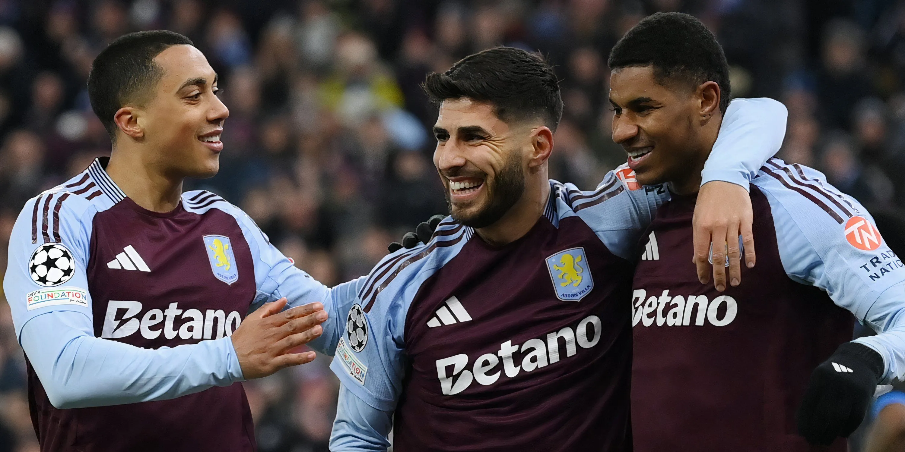 Marco Asensio cùng các đồng đội Aston Villa (Youri Tielemans, Marcus Rashford) trong một trận đấu, thể hiện sự gắn kết của đội hình