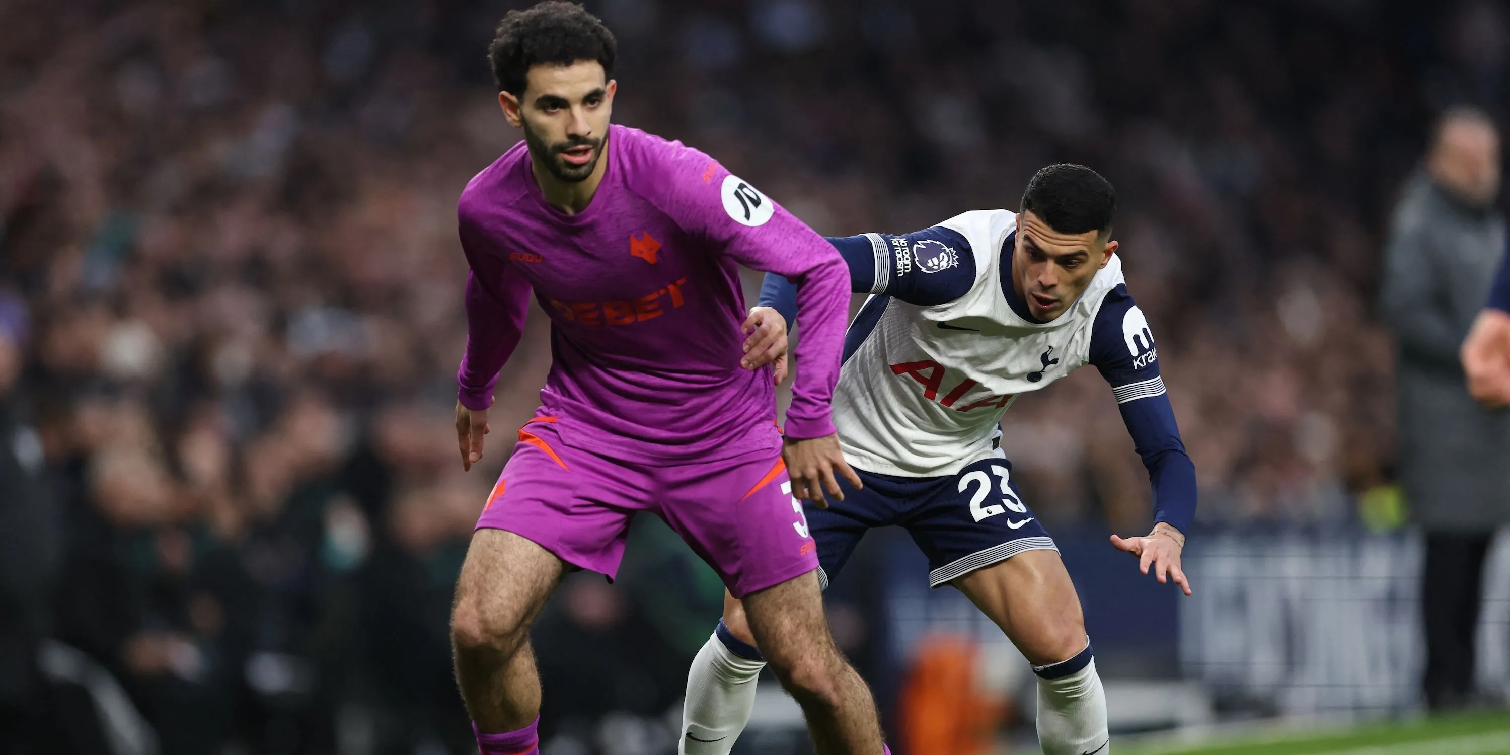 Rayan Ait-Nouri trong màu áo Wolverhampton Wanderers