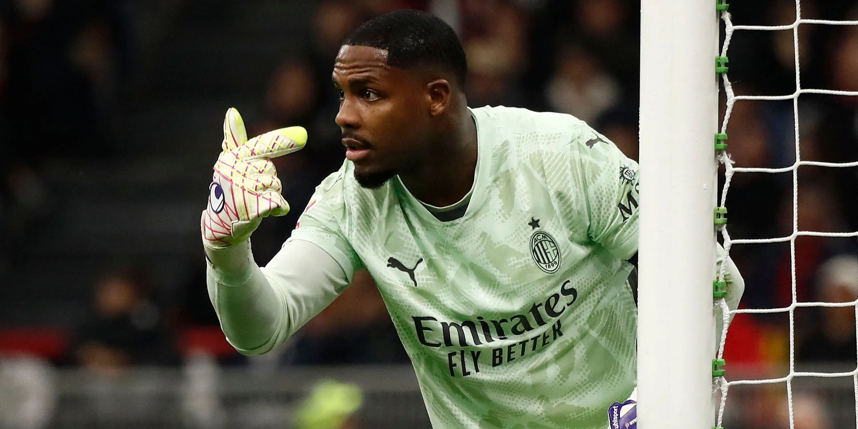 Thủ môn Mike Maignan của AC Milan phản ứng trên sân