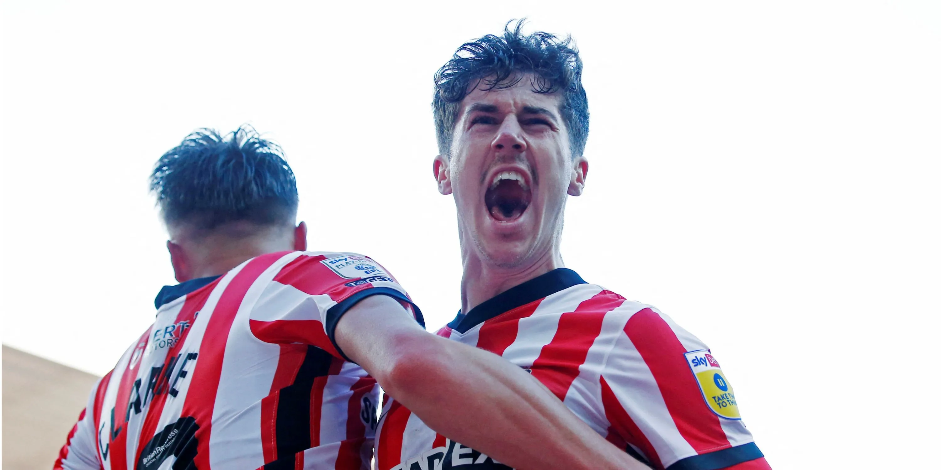 Trai Hume thi đấu cho Sunderland tại Championship