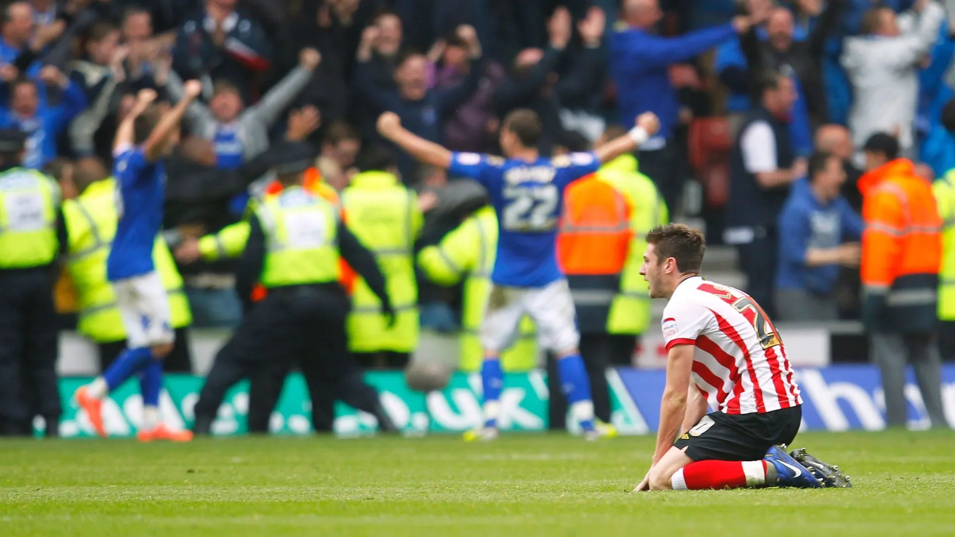Cầu thủ Adam Lallana của Southampton và David Norris của Portsmouth trong trận derby