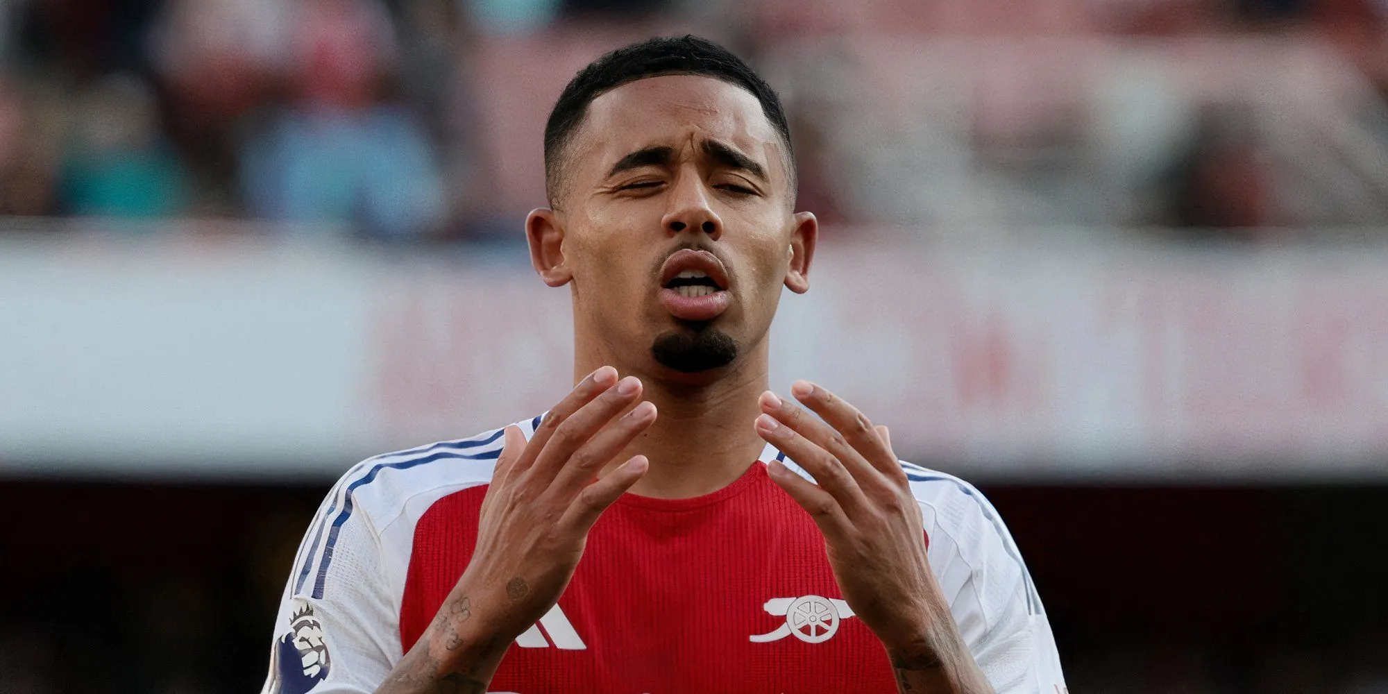 Gabriel Jesus trong màu áo Arsenal thi đấu trên sân cỏ