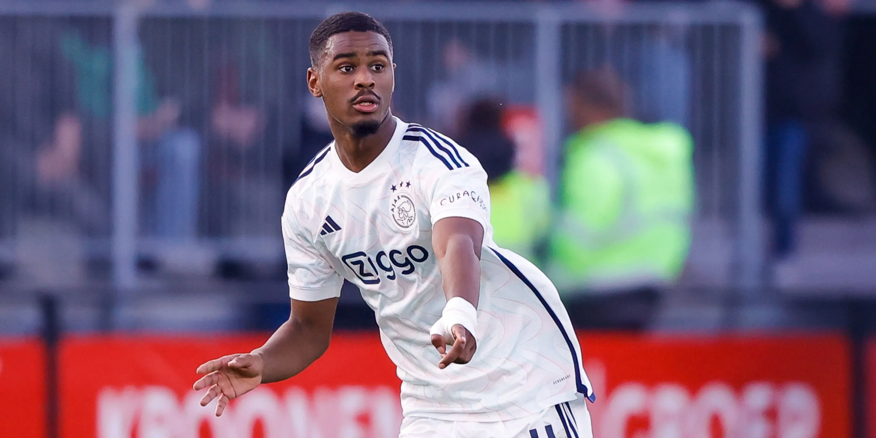 Hậu vệ Jorrel Hato của Ajax trong một pha tranh chấp.