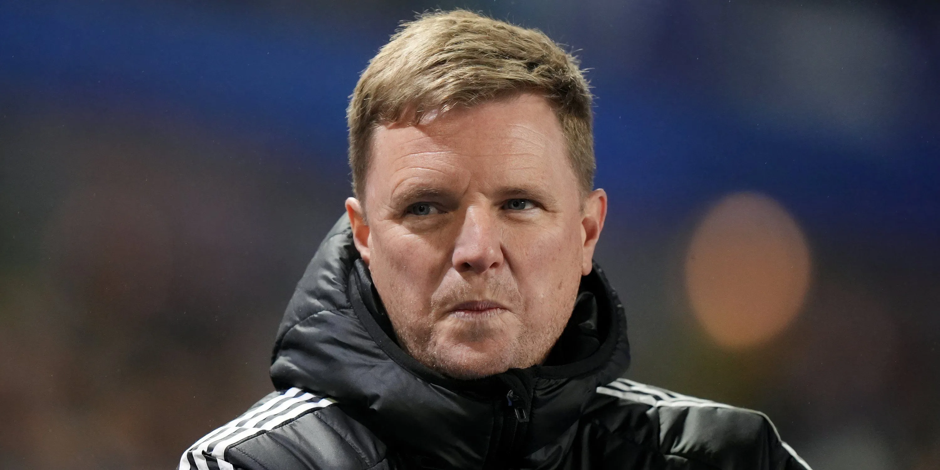 HLV Eddie Howe trên băng ghế chỉ đạo của Newcastle United