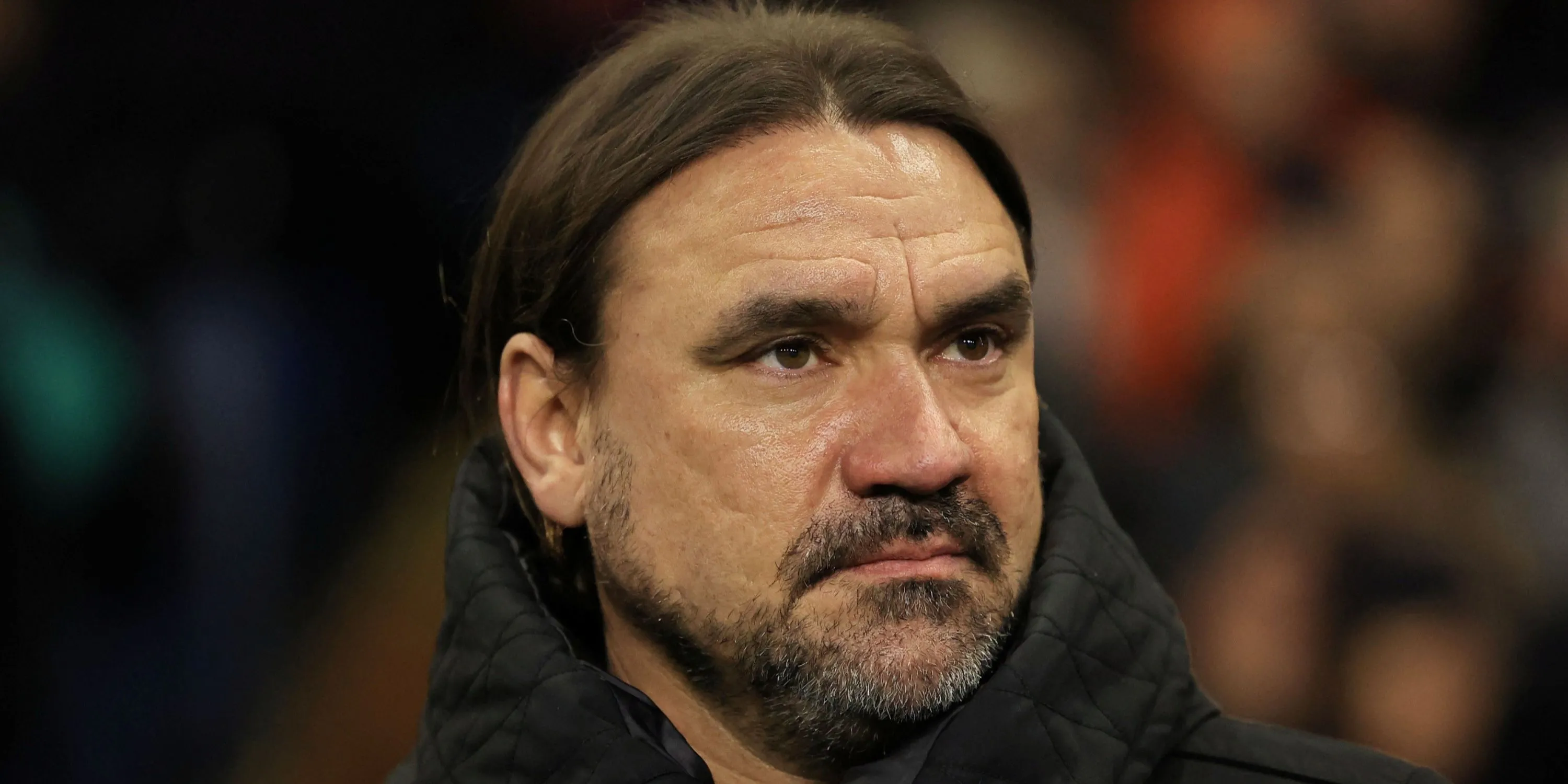 Huấn luyện viên Daniel Farke của Leeds United chỉ đạo từ khu vực kỹ thuật.