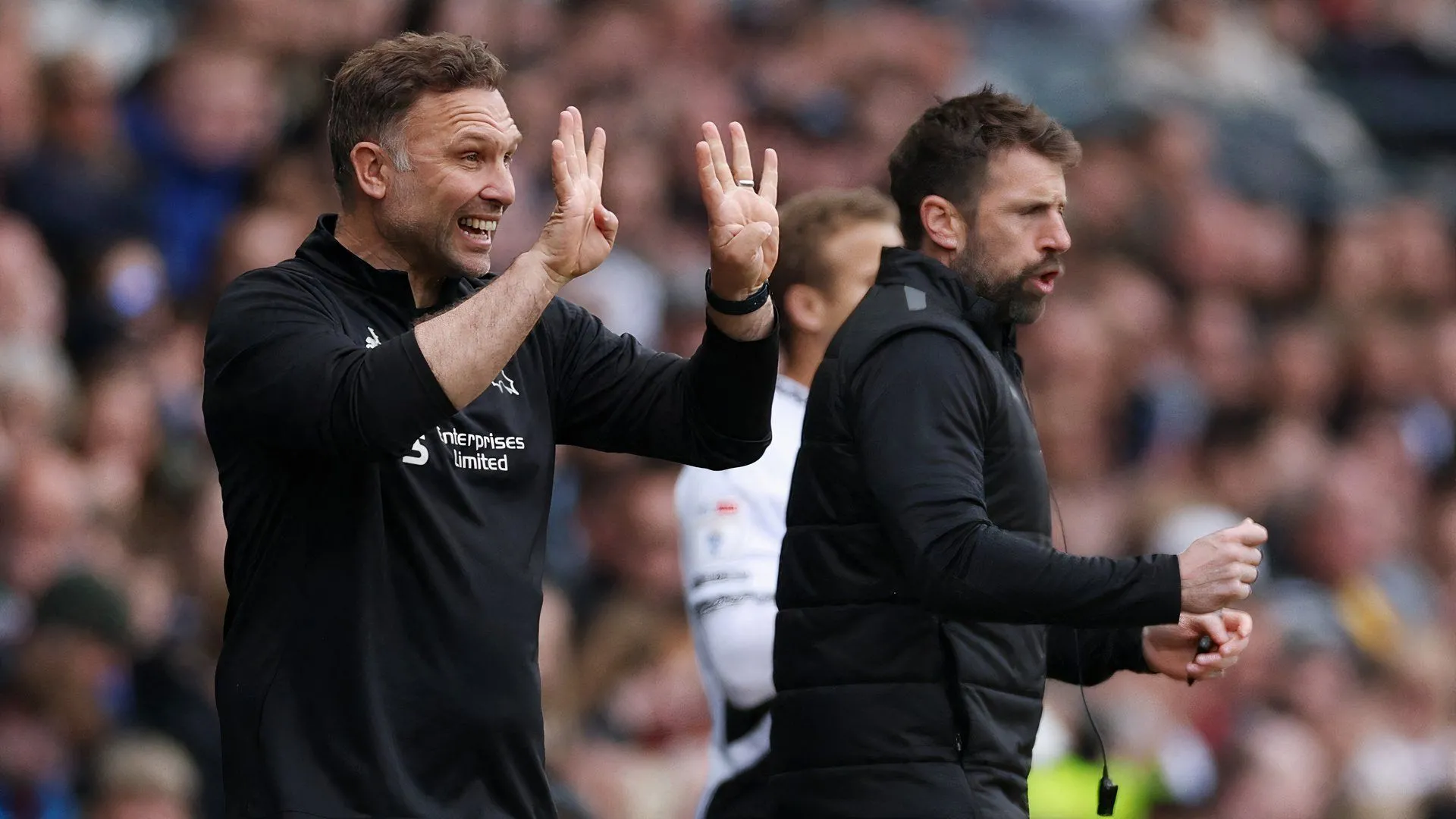 Huấn luyện viên John Eustace trên sân tập của Derby County