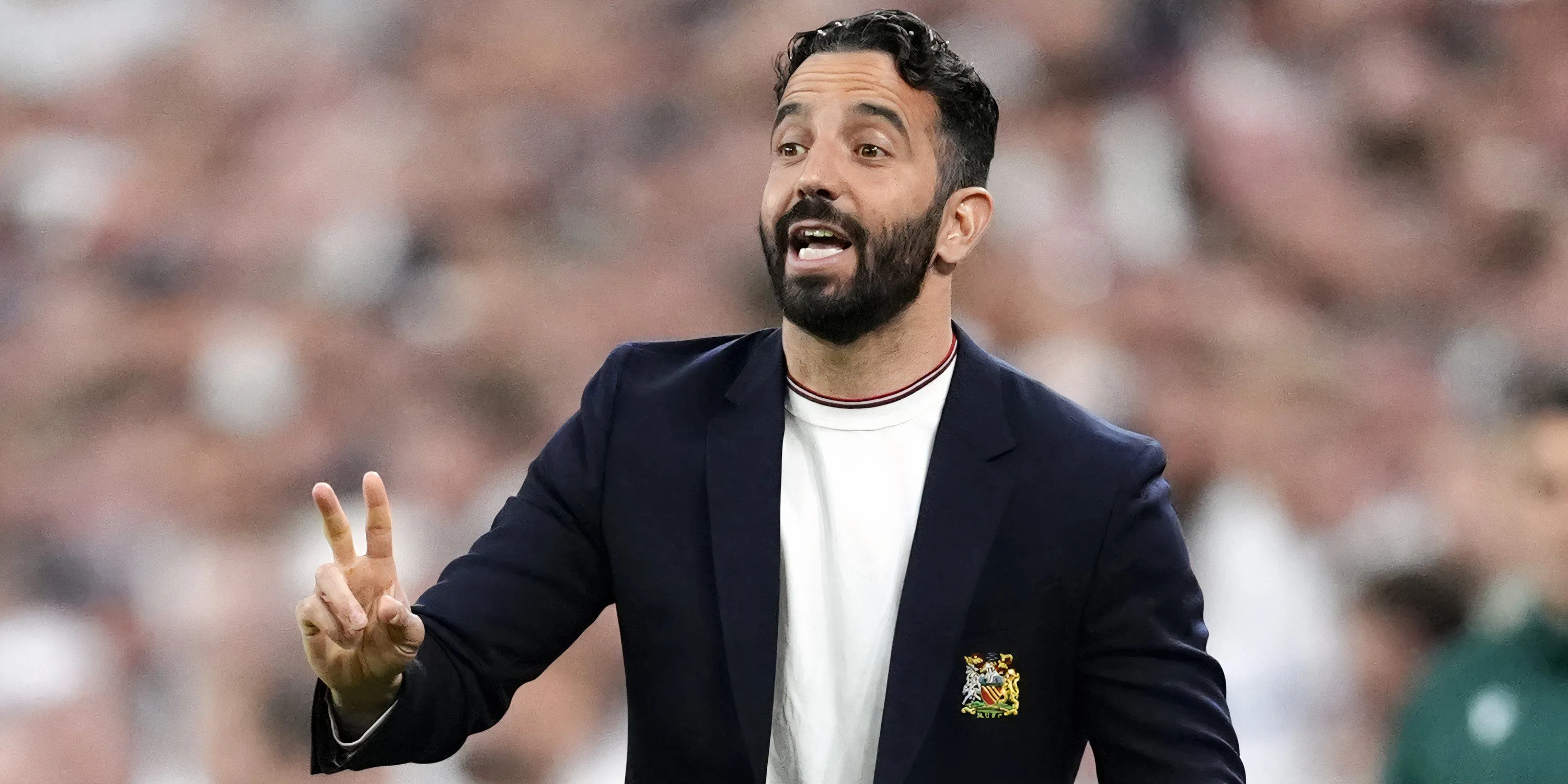 Huấn luyện viên Ruben Amorim chỉ đạo trên đường biên trong bối cảnh Manchester United tìm kiếm tân binh