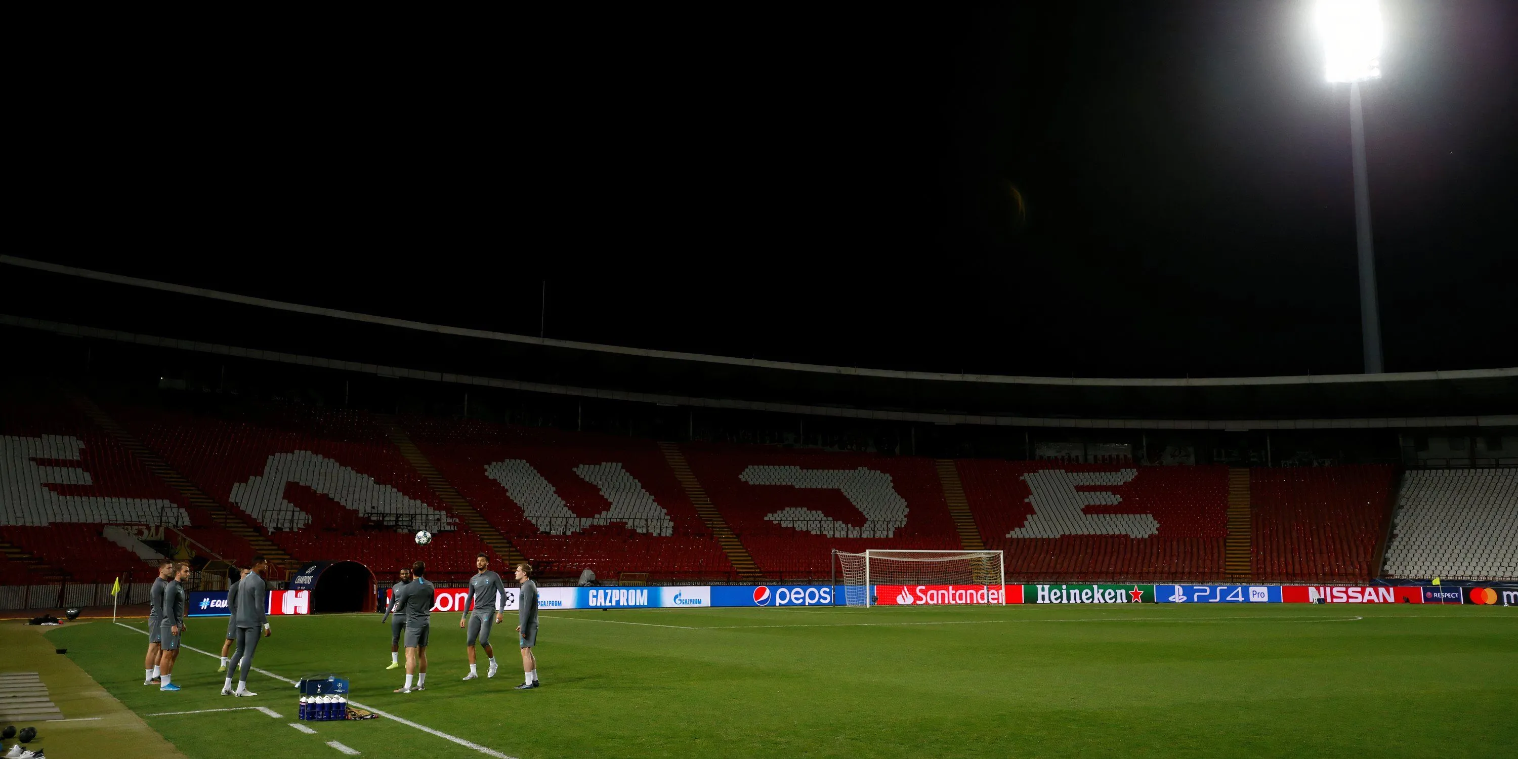 Khán đài rực lửa với các cổ động viên và pháo sáng tại Stadion Rajko Mitic ở Belgrade, Serbia.
