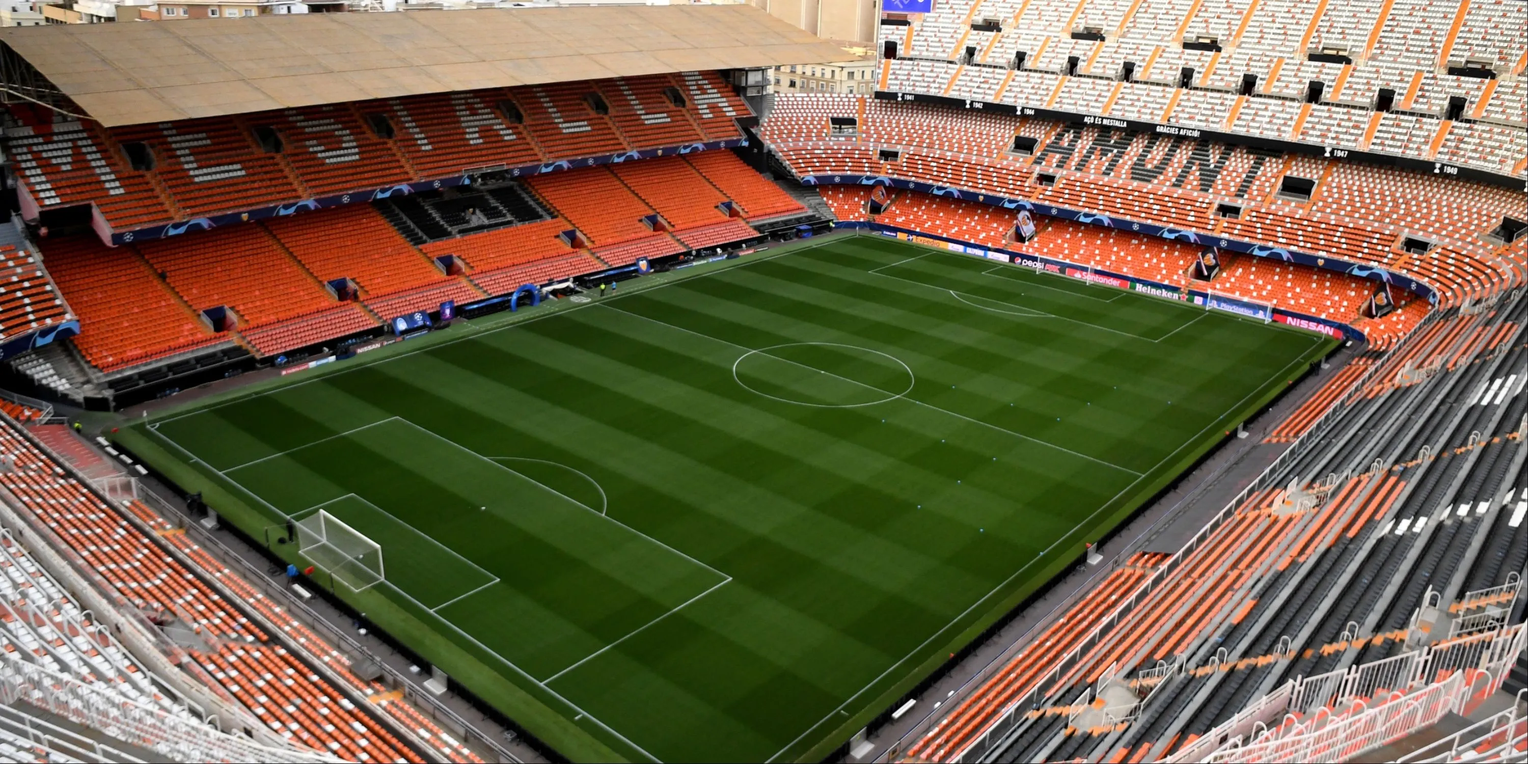 Sân vận động Mestalla của Valencia với các khán đài dốc đứng và kiến trúc độc đáo.