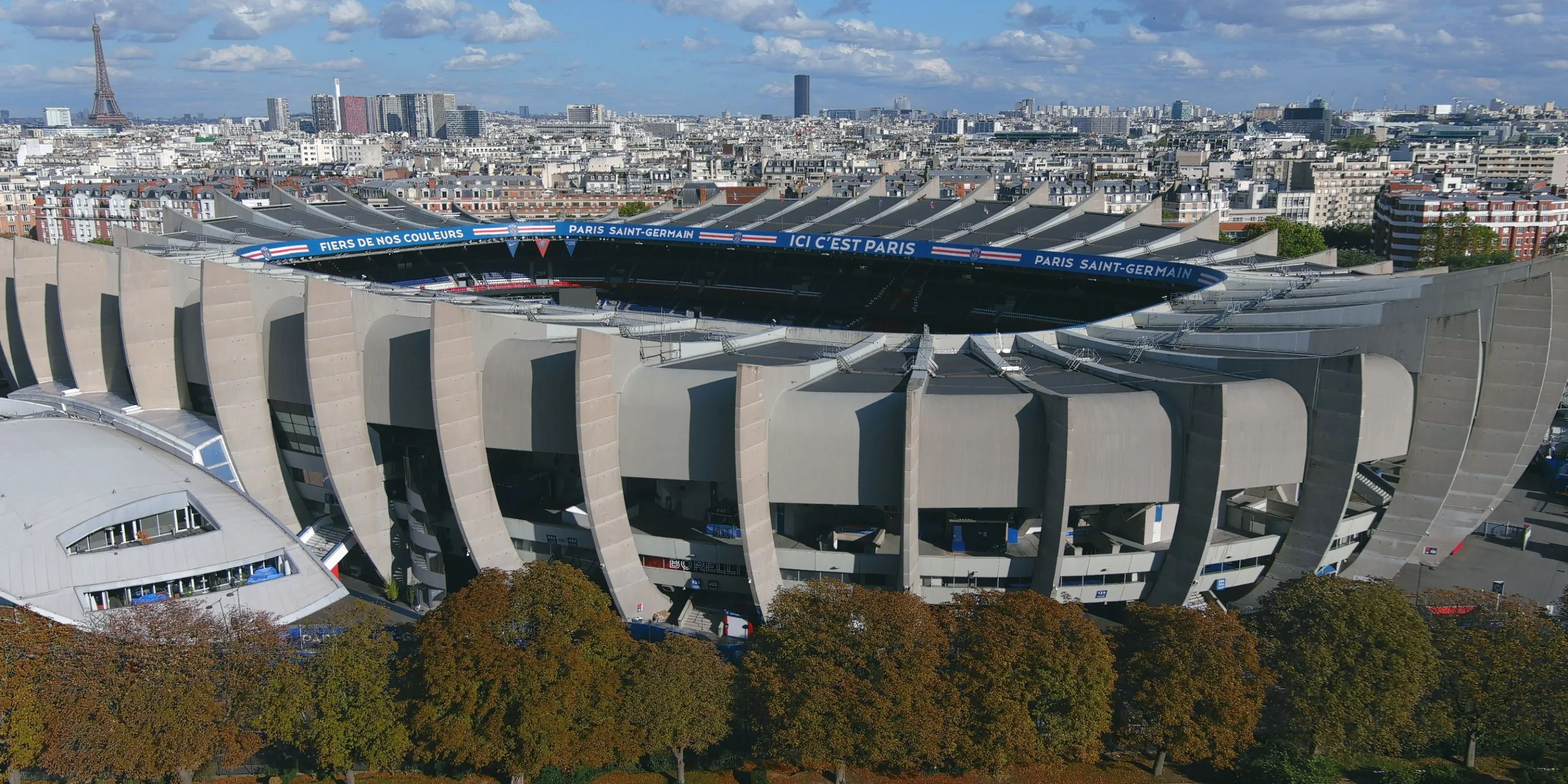 Sân vận động Parc des Princes ở Paris, Pháp, với khán đài và sân cỏ xanh mướt.