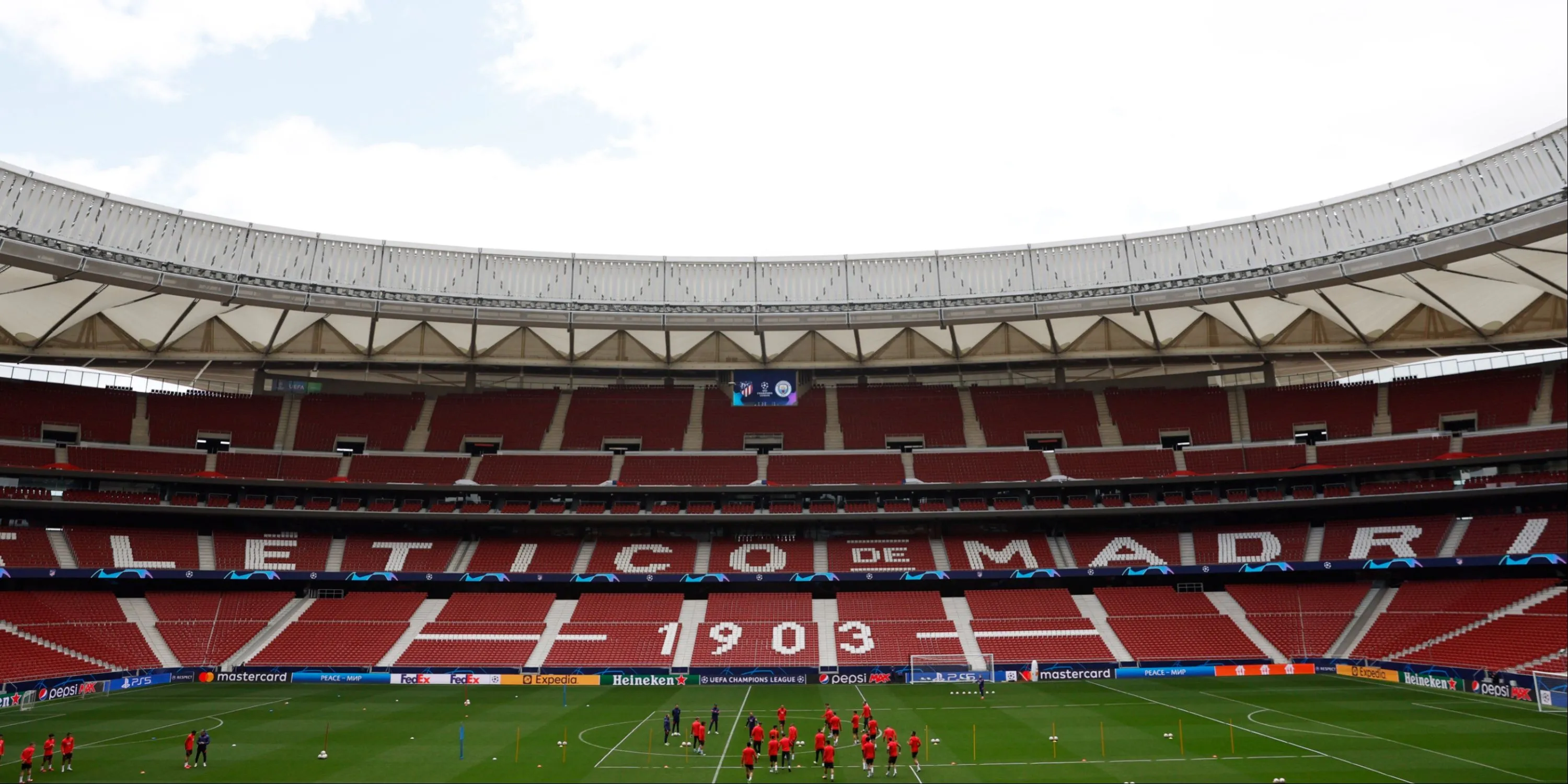 Sân vận động Wanda Metropolitano của Atletico Madrid, với mái che rộng lớn và thiết kế hiện đại.