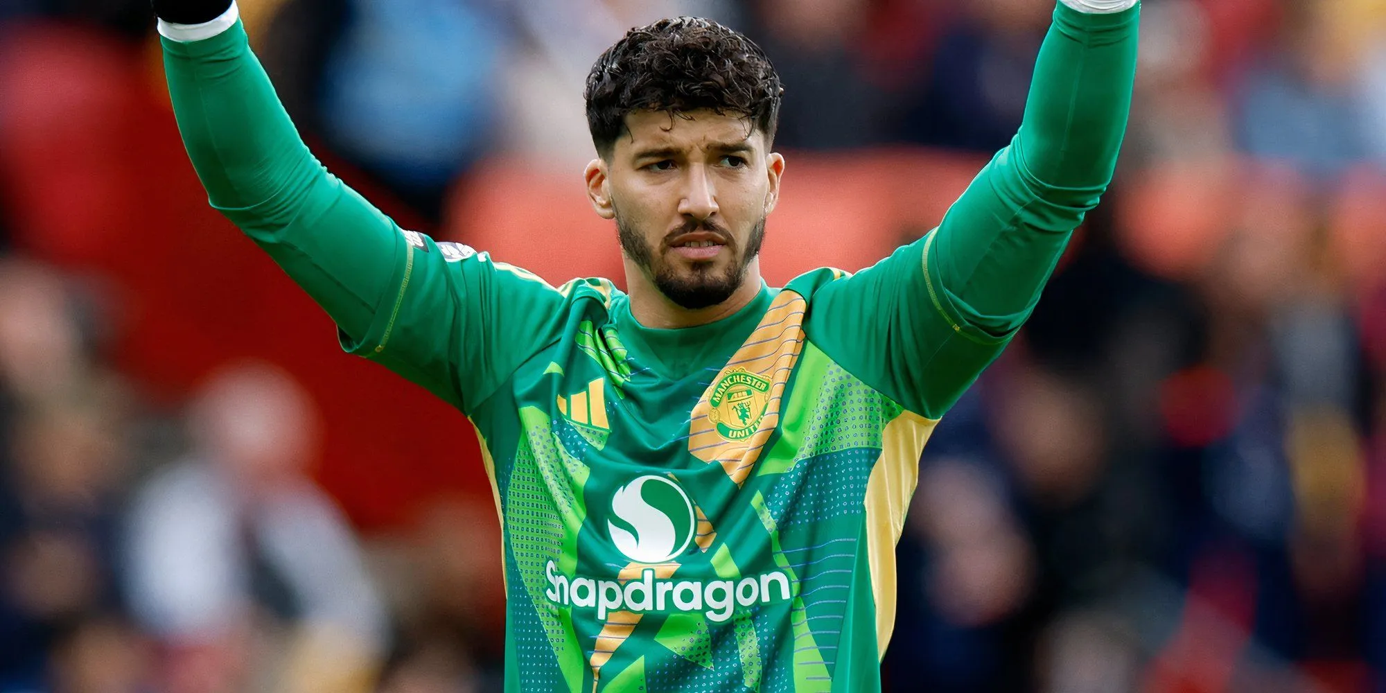Thủ môn Altay Bayindir của Manchester United trên sân tập